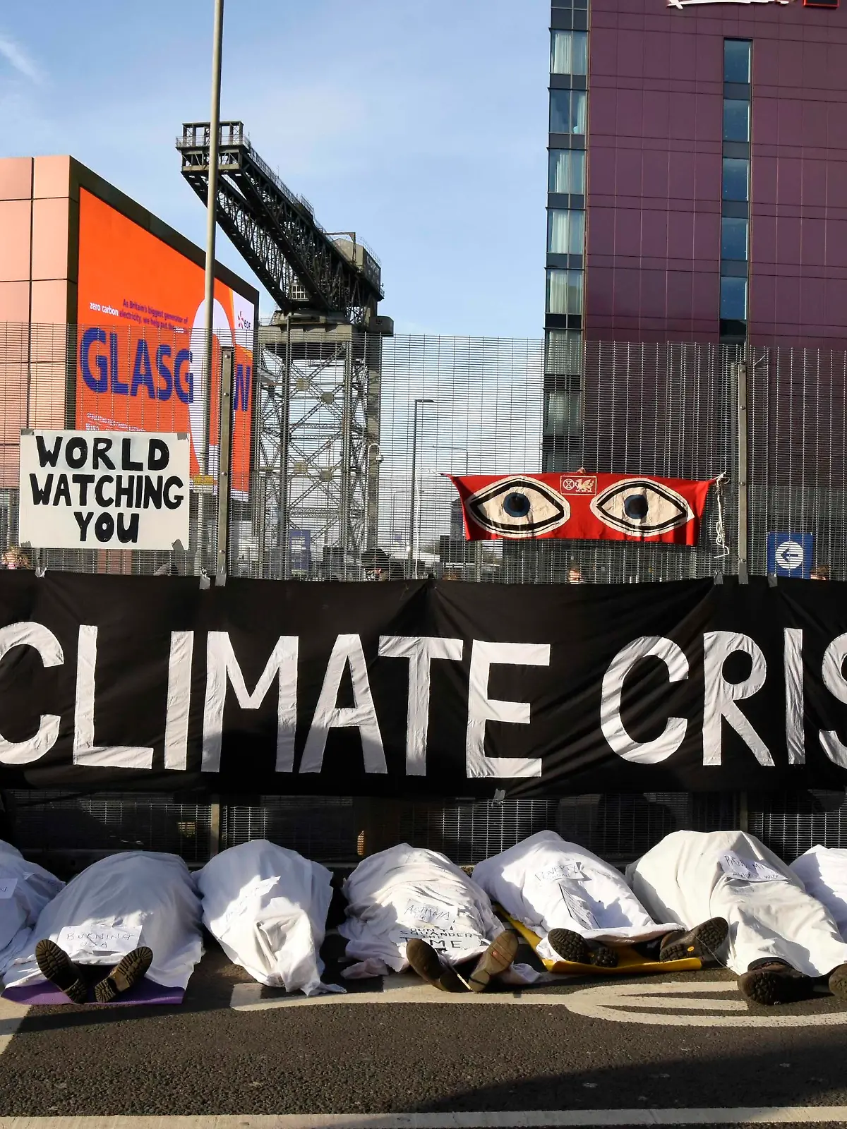  November 11, 2021, Glasgow, Scotland, United Kingdom: On remembrance day climate activists gathered outside the entrance to COP26 climate summit in Glasgow to remember all those who have died due to the effects of climate change. Glasgow United Kingdom - ZUMAr169 20211111_zip_r169_003 Copyright: xRodxHarbinsonx