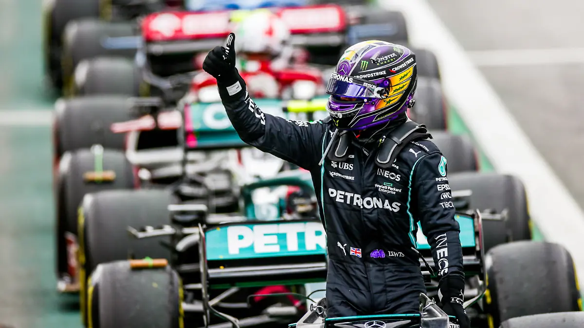 *** BESTPIX *** SAO PAULO, BRAZIL - NOVEMBER 13: Lewis Hamilton of Mercedes and Great Britain waves to the crowd after finishing in fifth position during the sprint ahead of the F1 Grand Prix of Brazil at Autodromo Jose Carlos Pace on November 13, 2021 in Sao Paulo, Brazil. (Photo by Peter Fox/Getty Images)