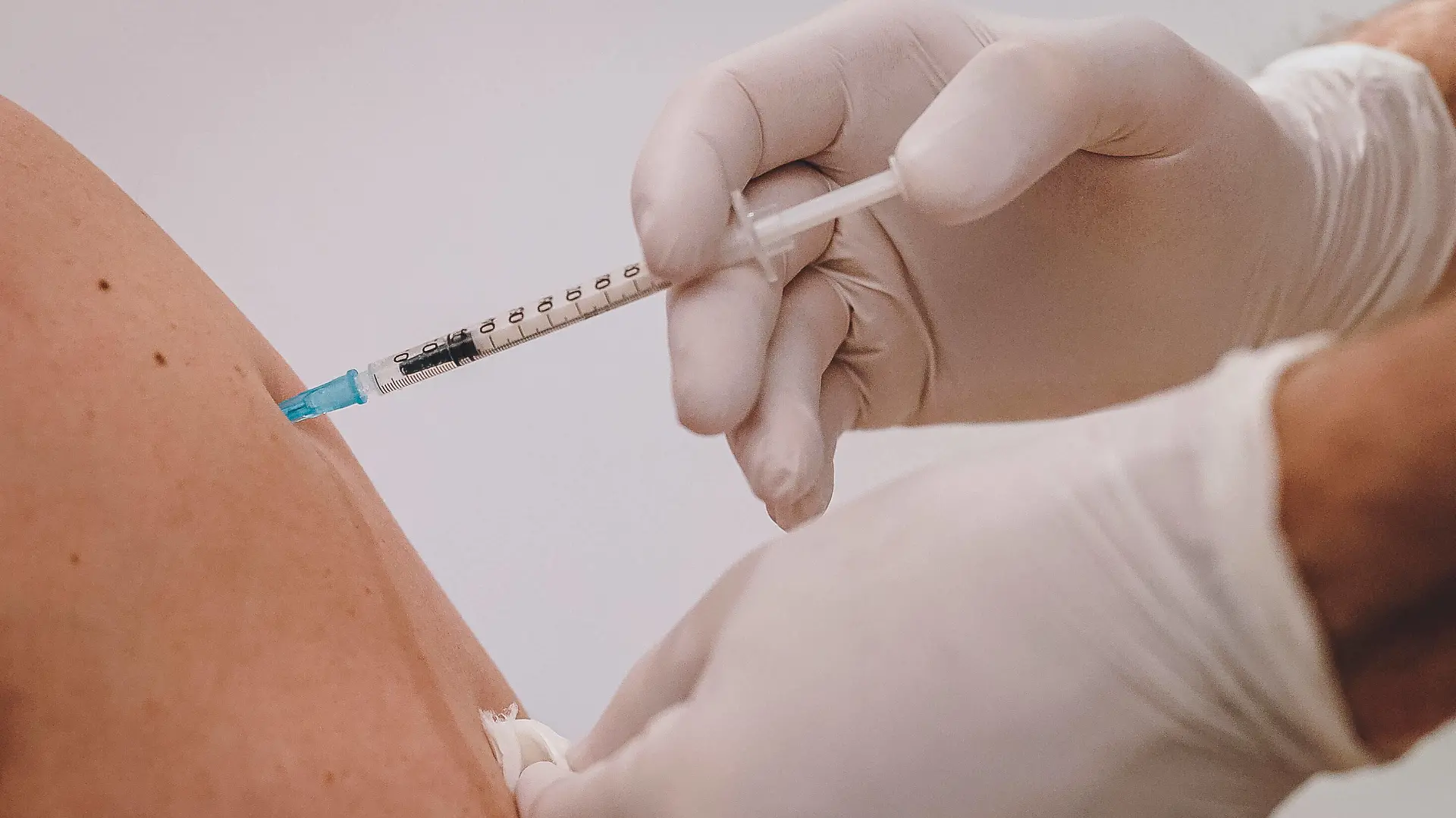 Kaprun THEMENBILD - Impfung in einer Arztpraxis. Spritze, Nadel und Handschuhe im Detail, aufgenommen am 22. Februar 2021, Kaprun, Österreich // Vaccination in a doctor s surgery. Syringe, needle and gloves in detail on 2021/02/22, Kaprun, Austria. **** ONLY FOR GERFRAITAESPSUISSEGBR **** *** Kaprun THEME PICTURE Vaccination in a doctor s surgery Syringe, needle and gloves in detail taken on 22 February 2021, Kaprun, Austria Vaccination in a doctor s surgery Syringe, needle and gloves in detail taken on 2021 02 22, Kaprun, Austria ONLY FOR GER FRA ITA ESP SUISSE GBR PUBLICATIONxNOTxINxAUT EP_obh