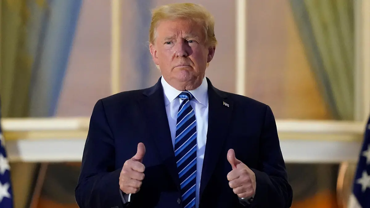 ARCHIV - 05.10.2020, USA, Washington: Donald Trump, damaliger Präsident der USA, steht auf dem Balkon des Weißen Hauses, nachdem er das Walter-Reed-Militärkrankenhaus verlassen hat. Im Rechtsstreit um die Herausgabe von Dokumenten für die Aufarbeitung der Erstürmung des Kapitols hat der frühere US-Präsident Donald Trump vor Gericht in letzter Minute einen kurzfristigen Aufschub erwirkt. (zu dpa: «Trump gewinnt Zeit im Streit um Dokumentenfreigabe zu Kapitol-Attacke») Foto: Alex Brandon/AP/dpa +++ dpa-Bildfunk +++