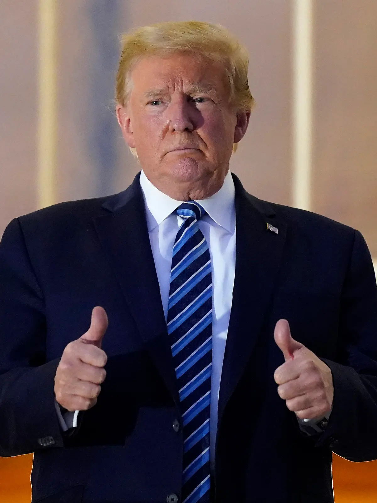 ARCHIV - 05.10.2020, USA, Washington: Donald Trump, damaliger Präsident der USA, steht auf dem Balkon des Weißen Hauses, nachdem er das Walter-Reed-Militärkrankenhaus verlassen hat. Im Rechtsstreit um die Herausgabe von Dokumenten für die Aufarbeitung der Erstürmung des Kapitols hat der frühere US-Präsident Donald Trump vor Gericht in letzter Minute einen kurzfristigen Aufschub erwirkt. (zu dpa: «Trump gewinnt Zeit im Streit um Dokumentenfreigabe zu Kapitol-Attacke») Foto: Alex Brandon/AP/dpa +++ dpa-Bildfunk +++