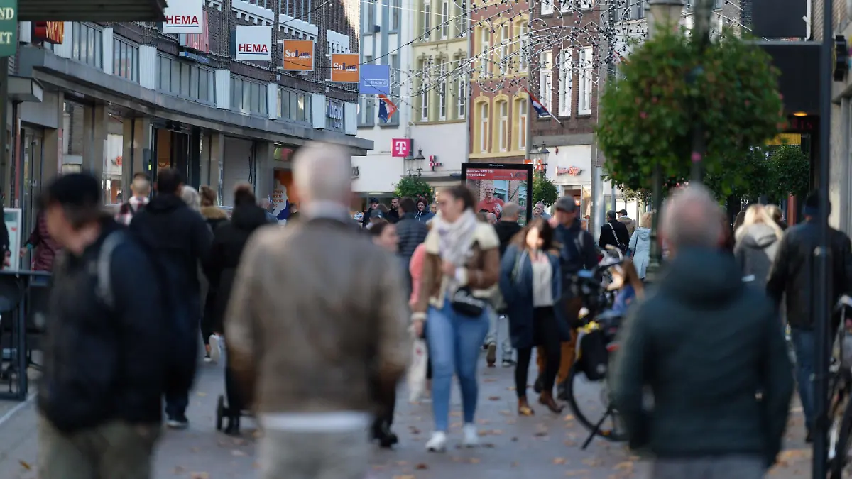01.11.2021, Niederlande, Venlo: Gut besucht, aber nicht überfüllt ist die Fußgängerzone in Venlo. Die niederländischen Grenzstädte rechnen an Allerheiligen mit zahlreichen Besuchern aus Nordrhein-Westfalen. Foto: Henning Kaiser/dpa +++ dpa-Bildfunk +++