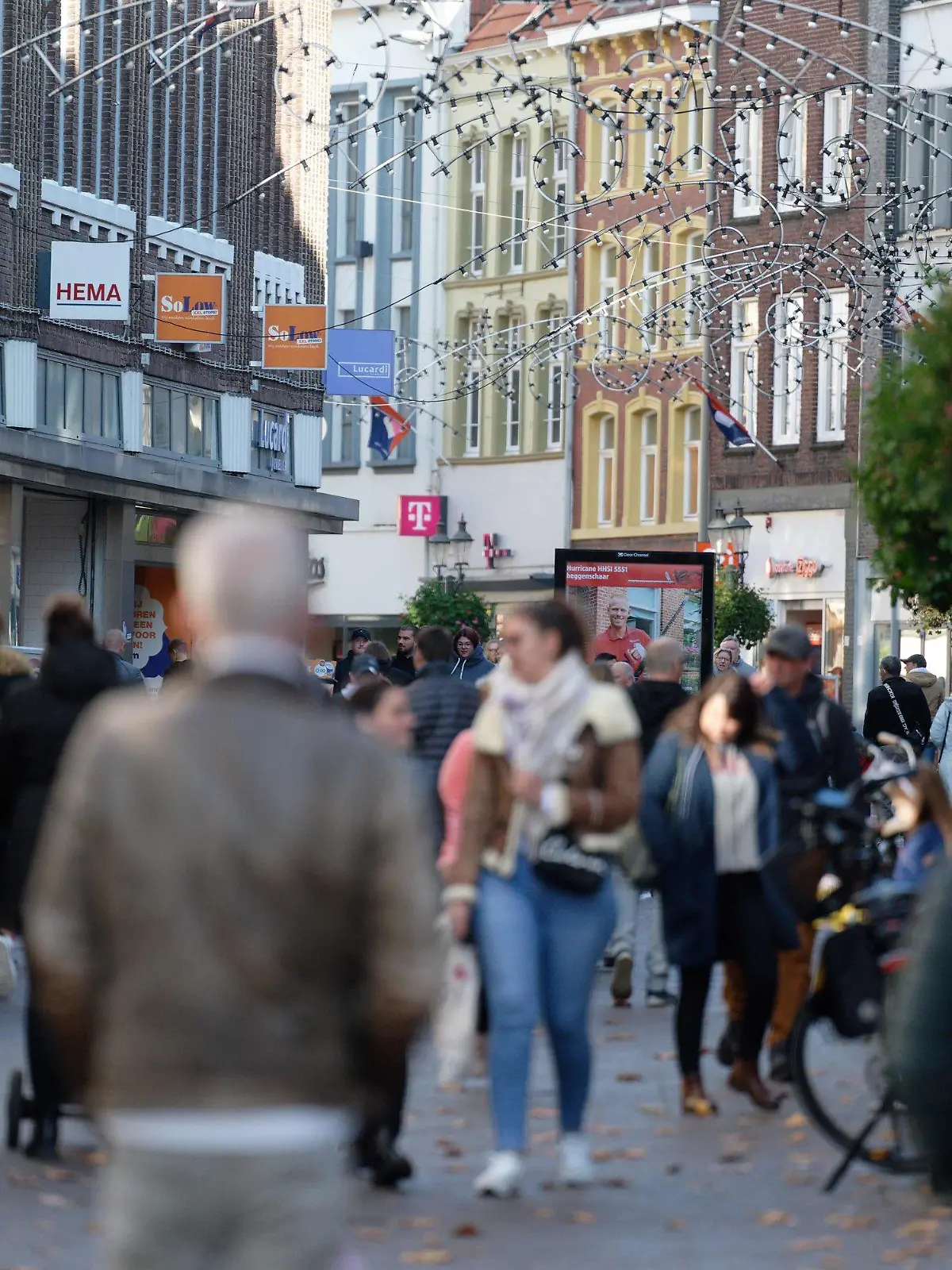 01.11.2021, Niederlande, Venlo: Gut besucht, aber nicht überfüllt ist die Fußgängerzone in Venlo. Die niederländischen Grenzstädte rechnen an Allerheiligen mit zahlreichen Besuchern aus Nordrhein-Westfalen. Foto: Henning Kaiser/dpa +++ dpa-Bildfunk +++