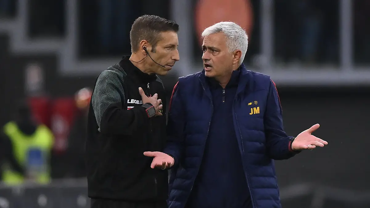 italian soccer Serie A match - AS Roma vs US Salernitana Jose Mourinho of A.S. Roma and Davide Massa during the 36th day of the Serie A Championship between A.S. Roma vs U.S. Salernitana 1919 on May 22, 2023 at the Stadio Olimpico in Rome, Italy. Rome Olimpico stadium Italy Copyright: xDomenicoxCippitellix/xLiveMediax LPS_946540