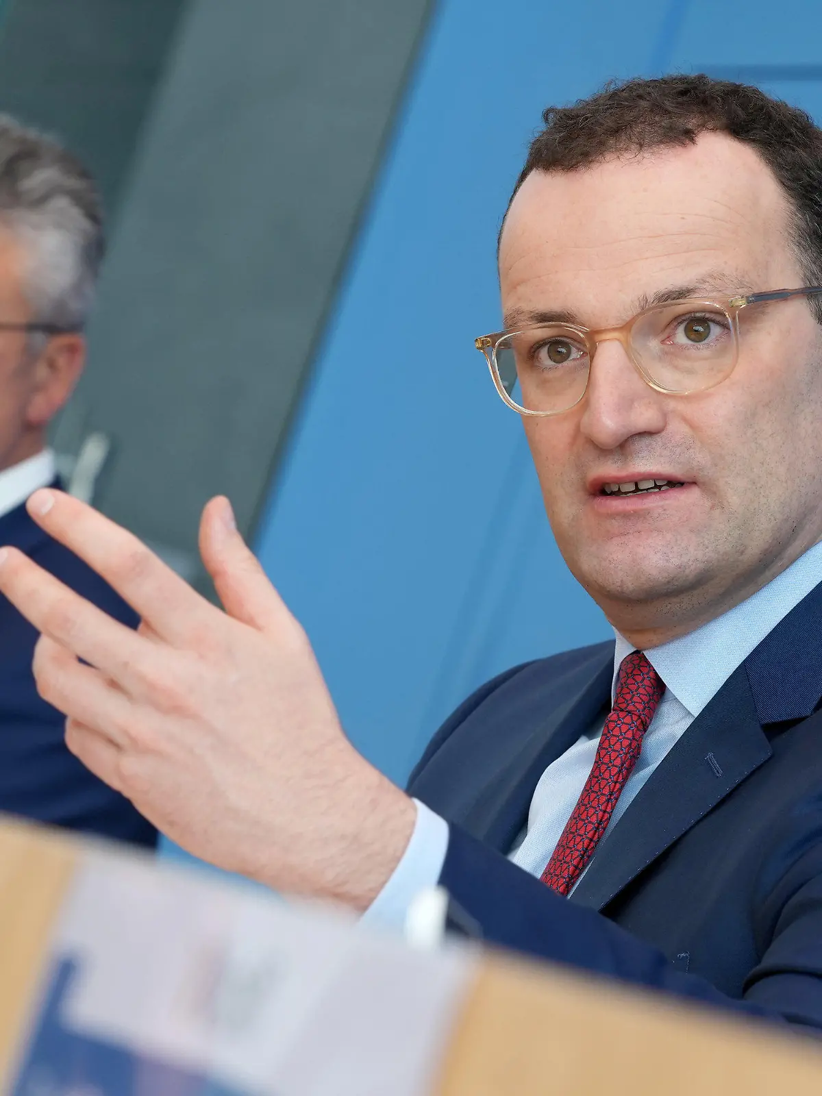 03.11.2021, Berlin: Jens Spahn, (r, CDU) geschäftsführender Bundesgesundheitsminister, und Lothar H. Wieler (l), Präsident des Robert Koch Institut (RKI), äußern sich in einer Pressekonferenz u.a. zu Auffrischungs-Impfungen gegen Corona, in der Bundespressekonferenz. Foto: Kay Nietfeld/dpa +++ dpa-Bildfunk +++