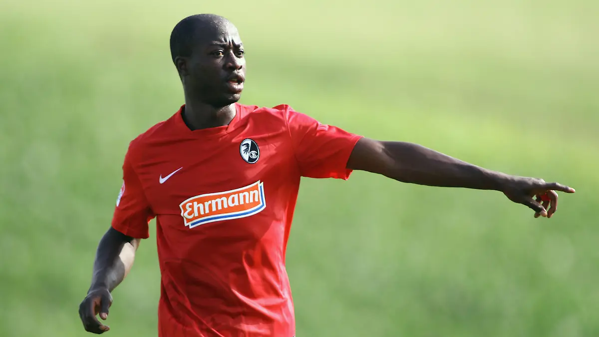 BAU // Zimmern , Fußball Testspiel SV Zimmern vs. SC Freiburg Garra Dembele ( Freiburg ) zeigt