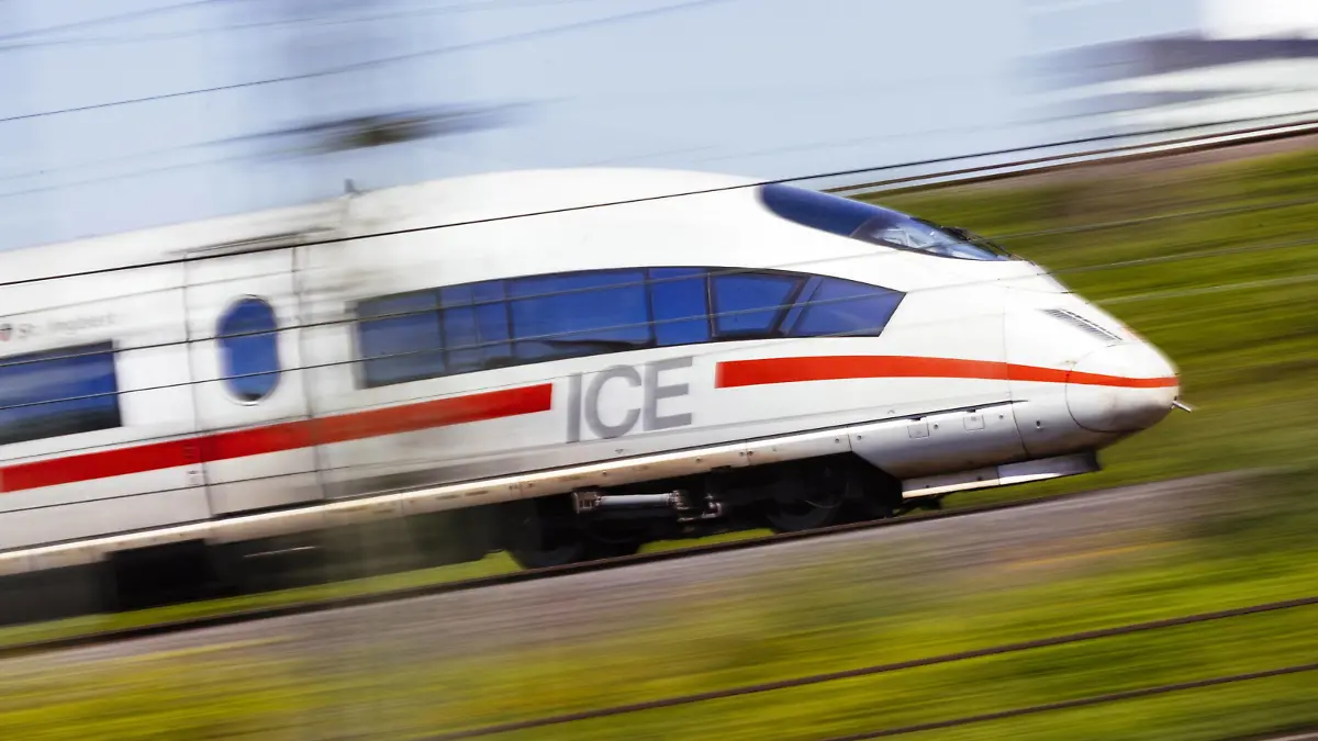 Ein ICE der Deutschen Bahn auf den Schienen am Bahnhof Köln Deutz. Köln, 04.05.2018 *** A ICE of the German course on the rails at the station Cologne Deutz Cologne 04 05 2018 Foto:xC.xHardtx/xFuturexImage