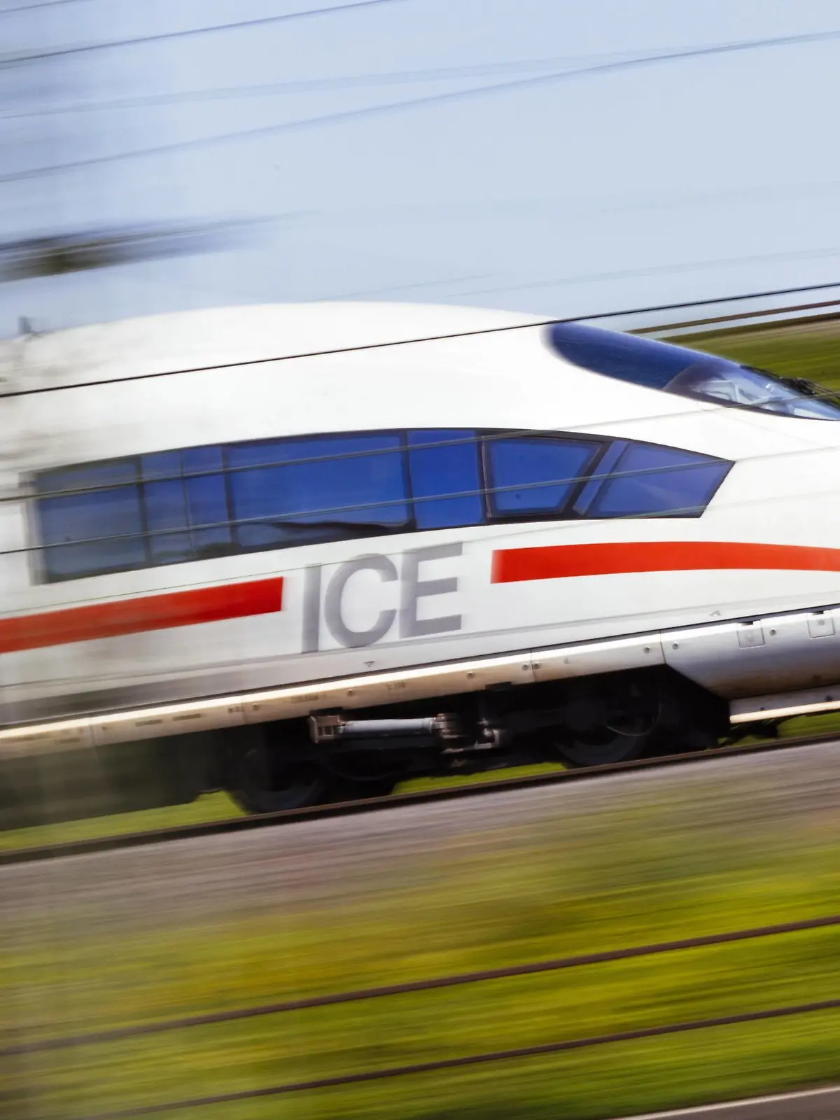 Ein ICE der Deutschen Bahn auf den Schienen am Bahnhof Köln Deutz. Köln, 04.05.2018 *** A ICE of the German course on the rails at the station Cologne Deutz Cologne 04 05 2018 Foto:xC.xHardtx/xFuturexImage  