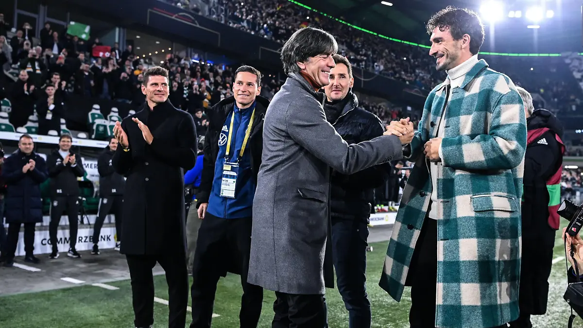Fußball: Nationalmannschaft, WM-Qualifikation, Gruppenphase, Gruppe J, 9. Spieltag, Deutschland - Liechtenstein in der Volkswagen Arena. Der ehemalige Bundestrainer Joachim Löw (M) bei seiner Verabschiedung, daneben Mario Gomez (l-r), Julian Draxler, Miroslav Klose und Mats Hummels.