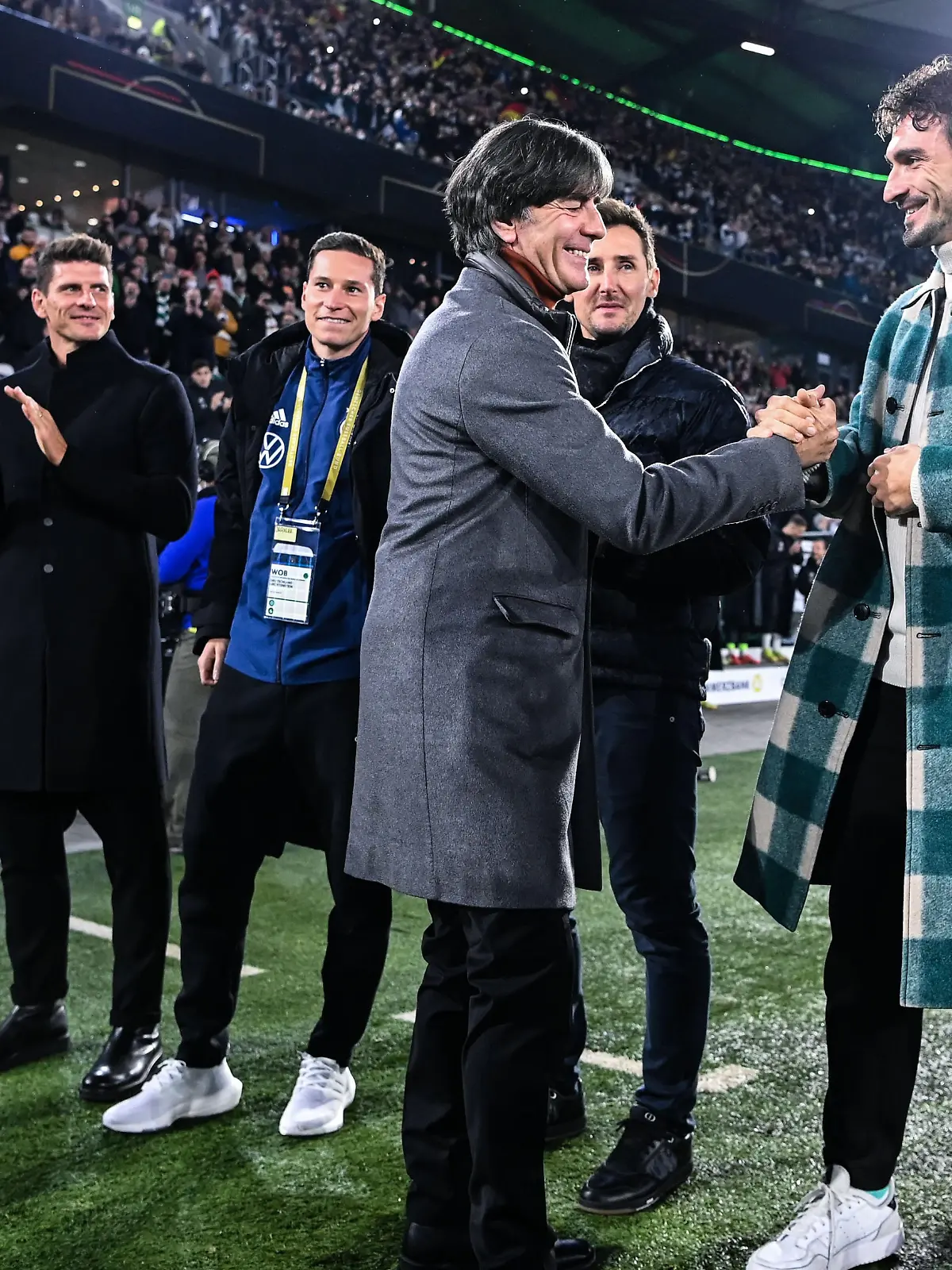 Fußball: Nationalmannschaft, WM-Qualifikation, Gruppenphase, Gruppe J, 9. Spieltag, Deutschland - Liechtenstein in der Volkswagen Arena. Der ehemalige Bundestrainer Joachim Löw (M) bei seiner Verabschiedung, daneben Mario Gomez (l-r), Julian Draxler, Miroslav Klose und Mats Hummels.