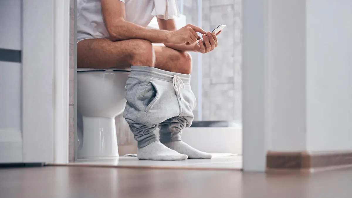 Warum ihr nie länger als zehn Minuten auf dem Klo sitzen solltet