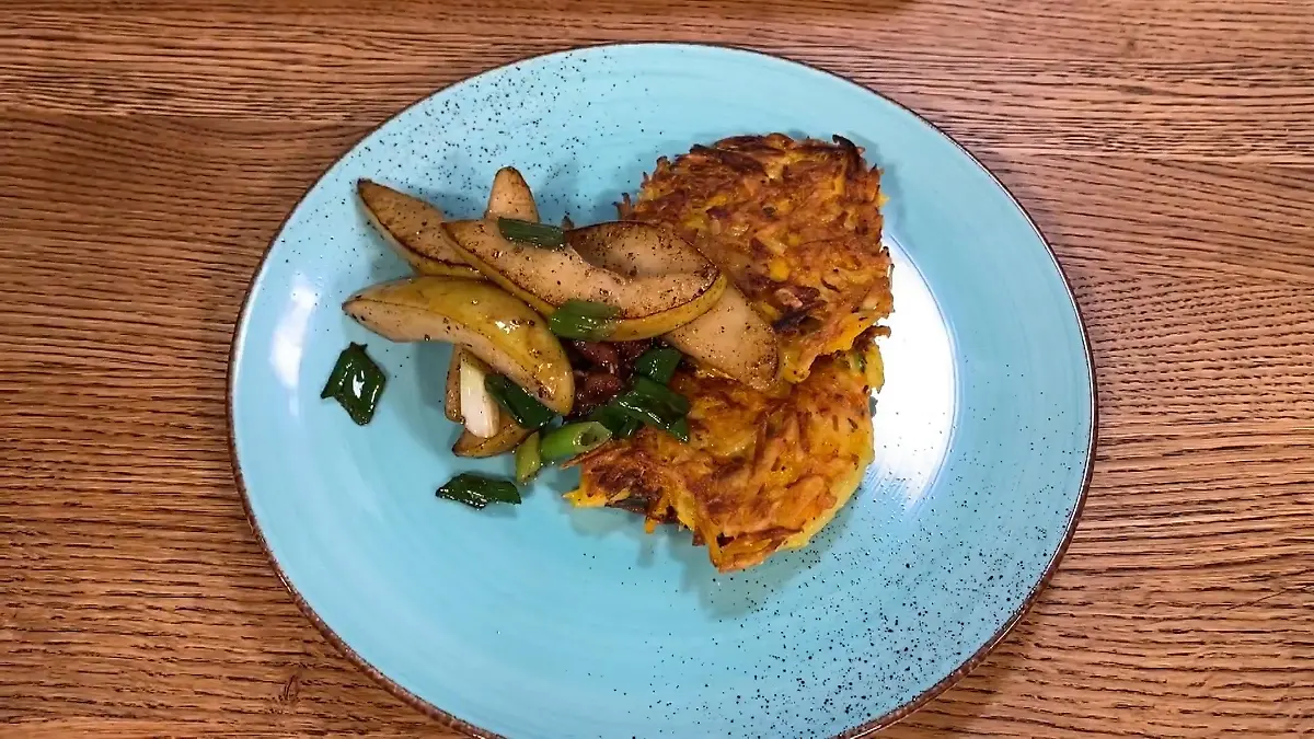 Kartoffel-Kürbis-Rösti mit Birne und Speck Hensslers schnelle Nummer