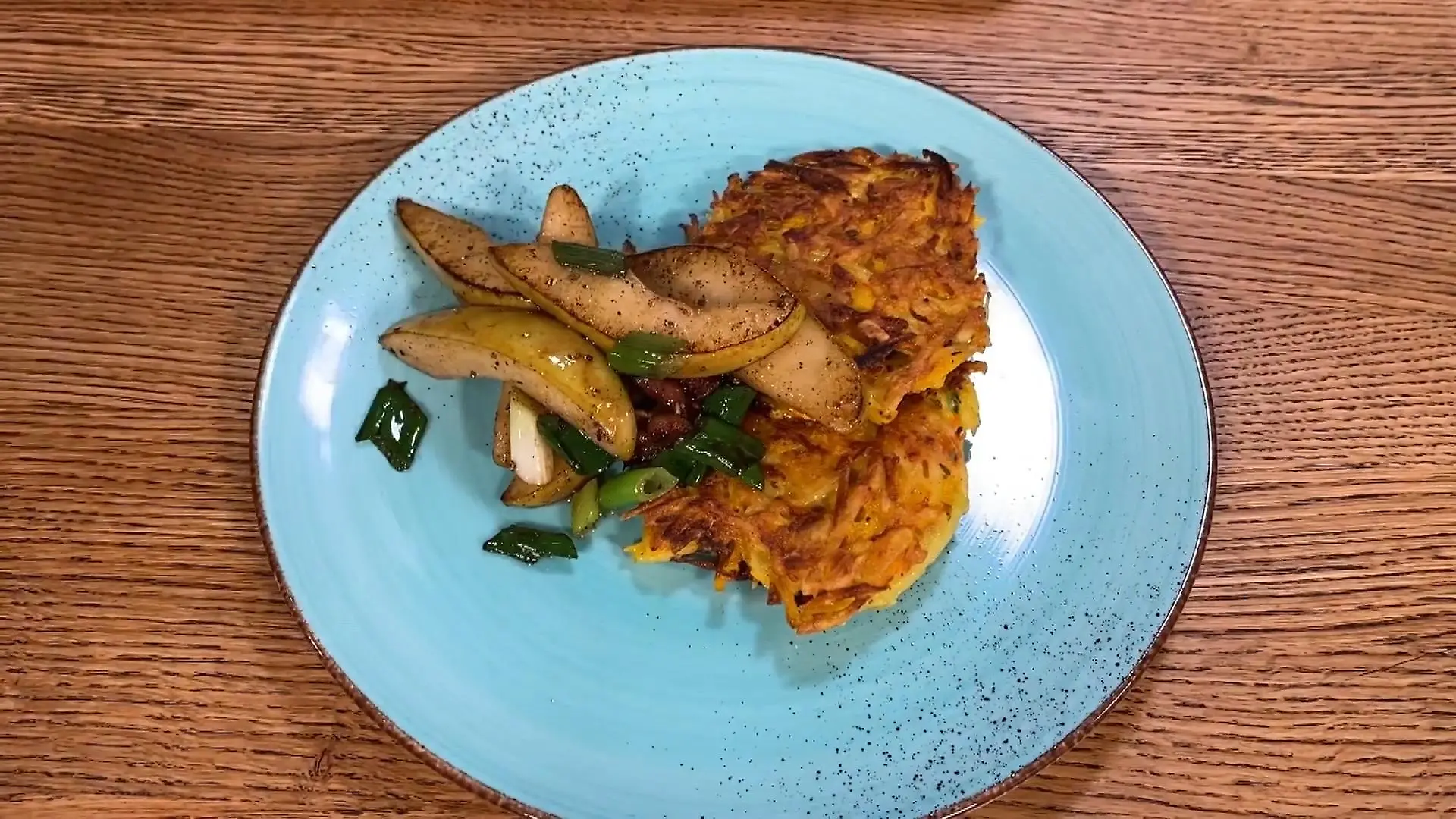 Kartoffel-Kürbis-Rösti mit Birne und Speck Hensslers schnelle Nummer