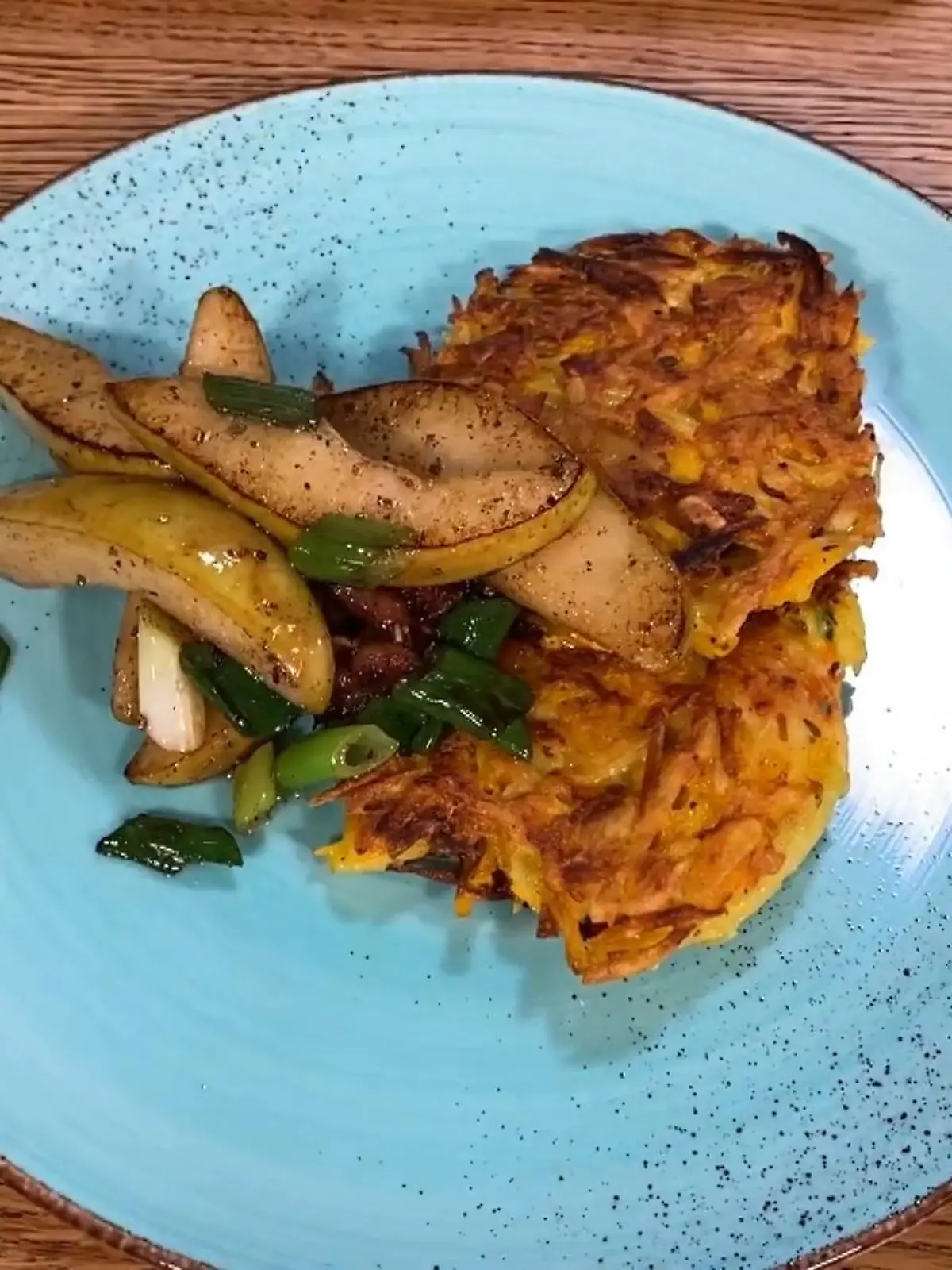Bild zu: "Kartoffel-Kürbis-Rösti mit Birne und Speck"