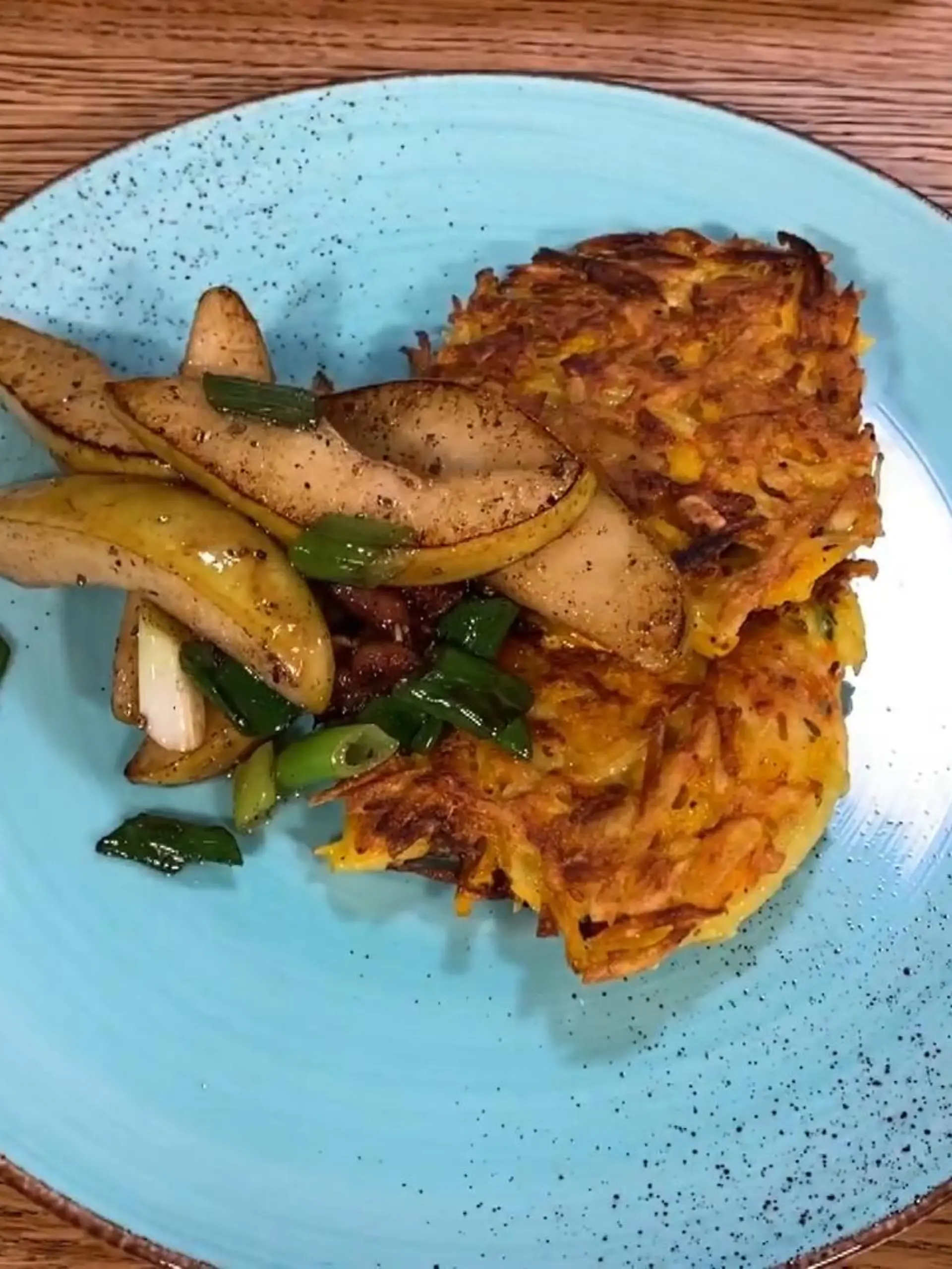 Bild zu: "Kartoffel-Kürbis-Rösti mit Birne und Speck"