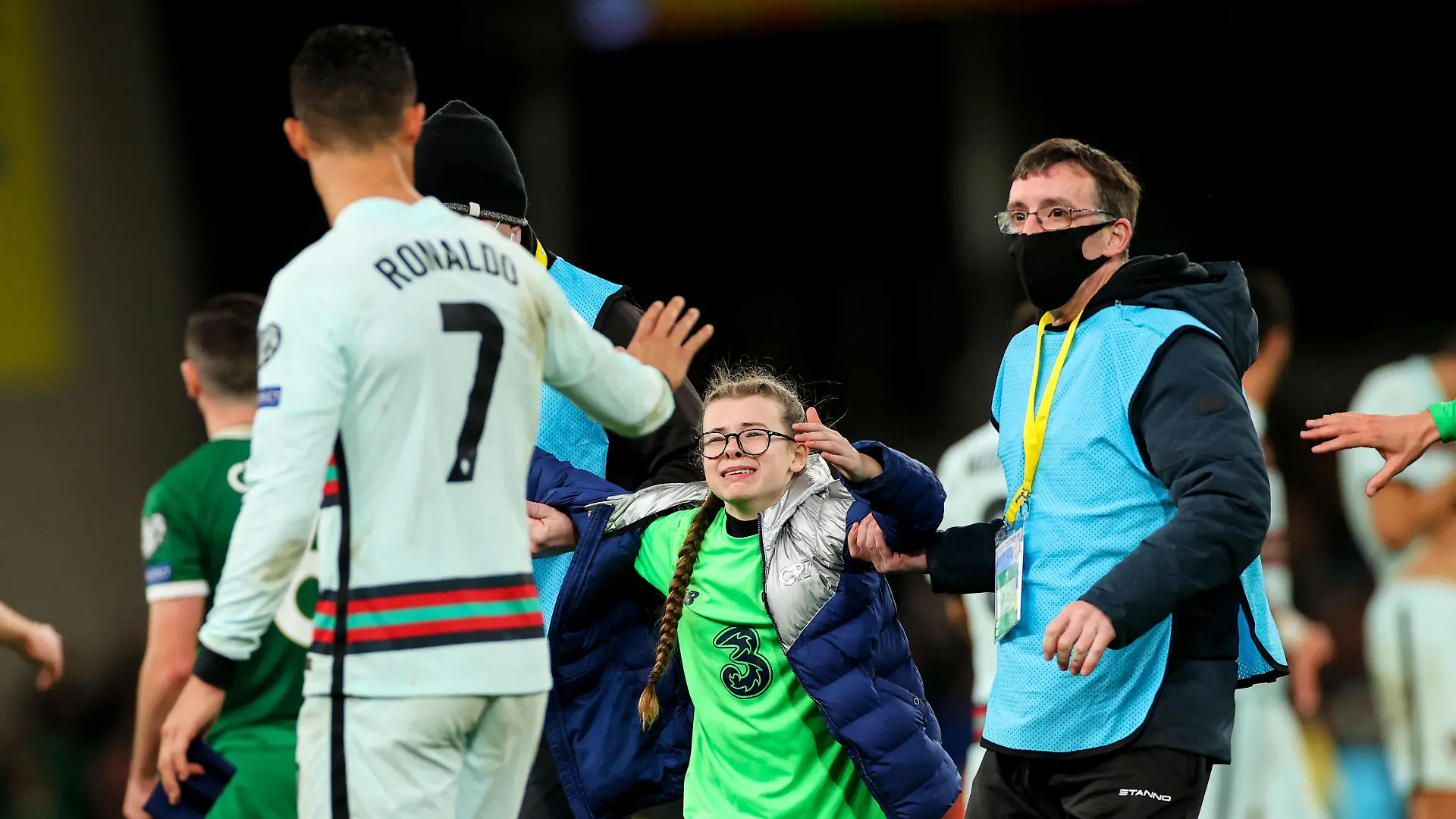  2022 FIFA World Cup, WM, Weltmeisterschaft, Fussball Qualifier Group A, Aviva Stadium, Dublin 11/11/2021 Republic of Ireland vs Portugal A young fan pleads with Portugal s Cristiano Ronaldo for his jersey after the game A young fan pleads with Cristiano Ronaldo for his jersey after the game 11/11/2021 PUBLICATIONxNOTxINxUKxIRLxFRAxNZL Copyright: x INPHO/JamesxCrombiex JGF13439