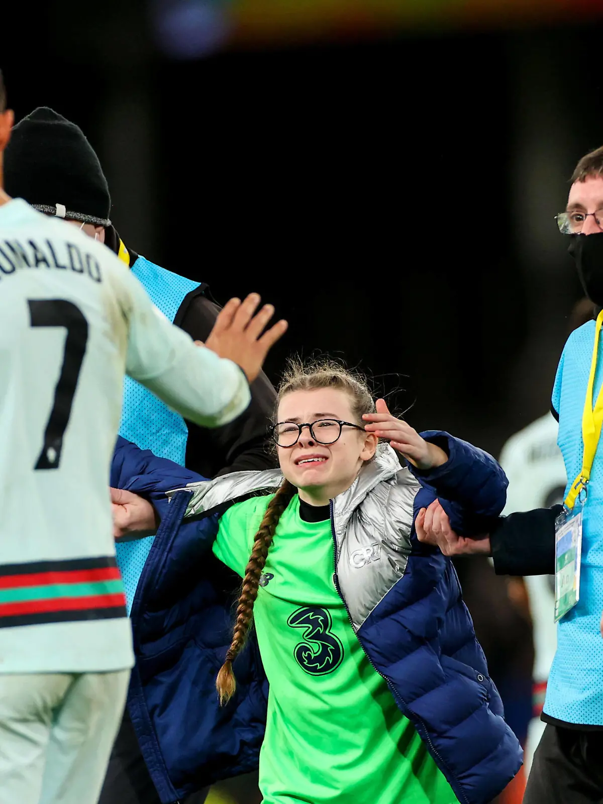  2022 FIFA World Cup, WM, Weltmeisterschaft, Fussball Qualifier Group A, Aviva Stadium, Dublin 11/11/2021 Republic of Ireland vs Portugal A young fan pleads with Portugal s Cristiano Ronaldo for his jersey after the game A young fan pleads with Cristiano Ronaldo for his jersey after the game 11/11/2021 PUBLICATIONxNOTxINxUKxIRLxFRAxNZL Copyright: x INPHO/JamesxCrombiex JGF13439