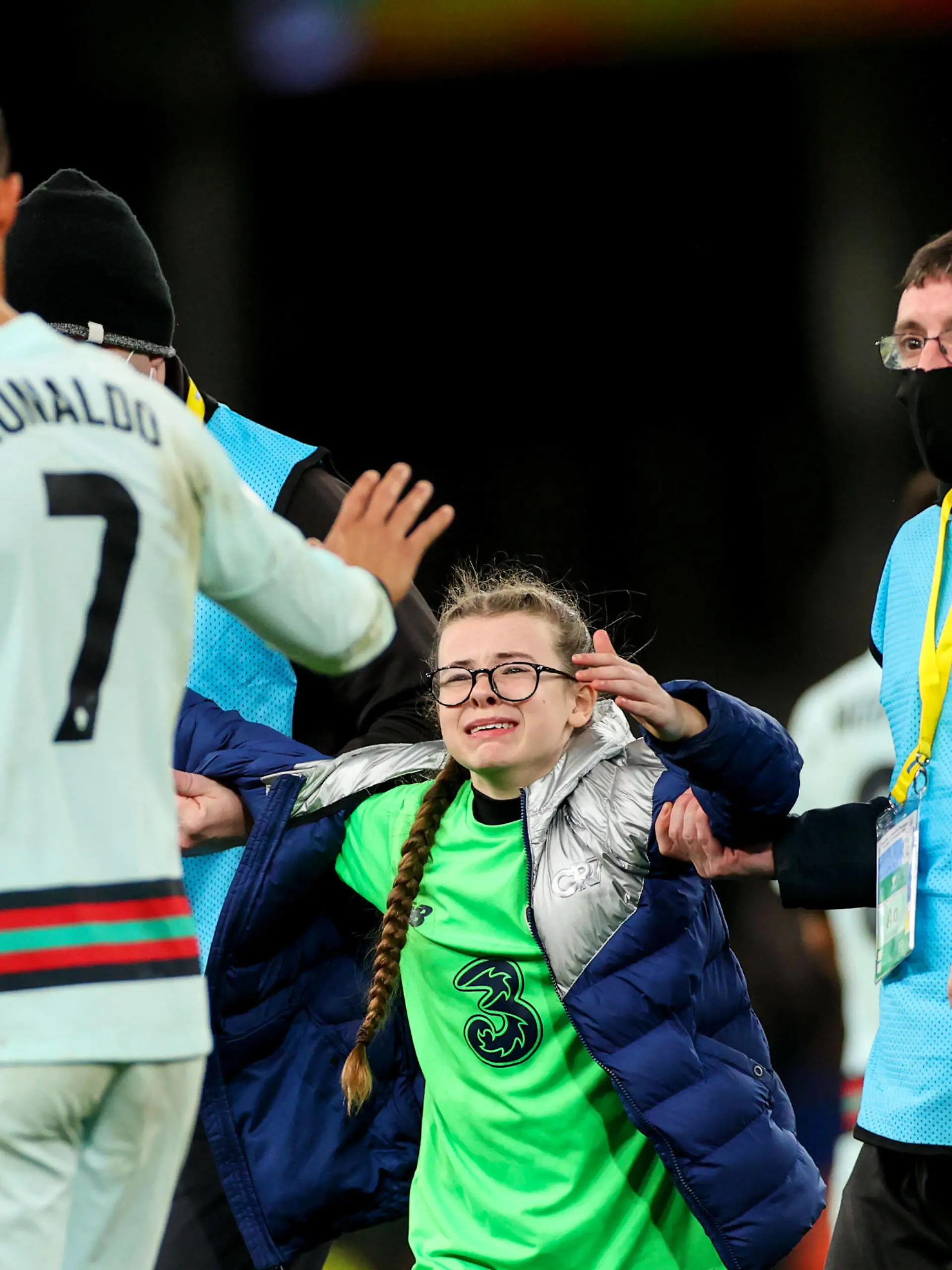  2022 FIFA World Cup, WM, Weltmeisterschaft, Fussball Qualifier Group A, Aviva Stadium, Dublin 11/11/2021 Republic of Ireland vs Portugal A young fan pleads with Portugal s Cristiano Ronaldo for his jersey after the game A young fan pleads with Cristiano Ronaldo for his jersey after the game 11/11/2021 PUBLICATIONxNOTxINxUKxIRLxFRAxNZL Copyright: x INPHO/JamesxCrombiex JGF13439