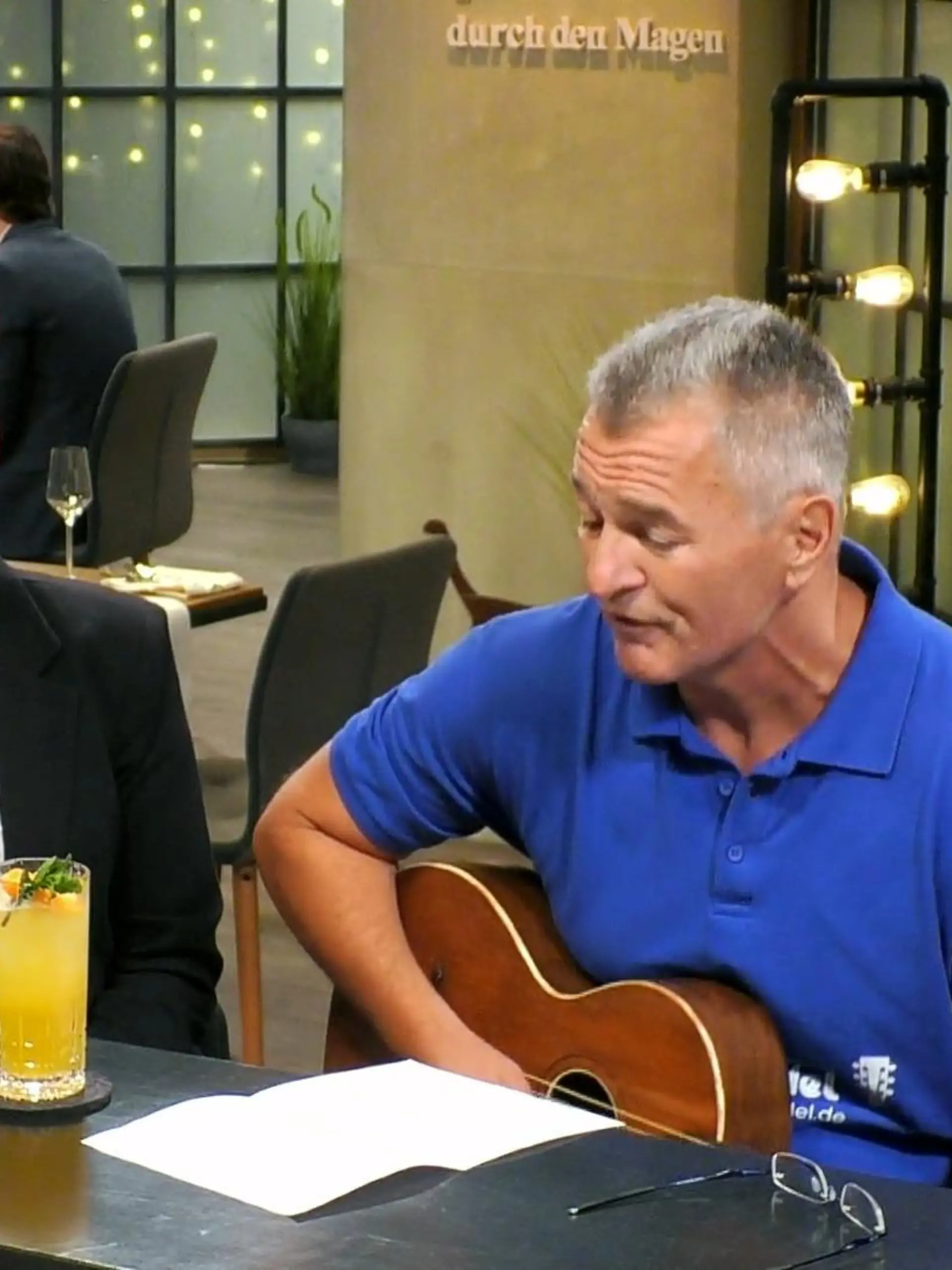 Bild zu: "Liebesmelodie im First Dates-Restaurant"