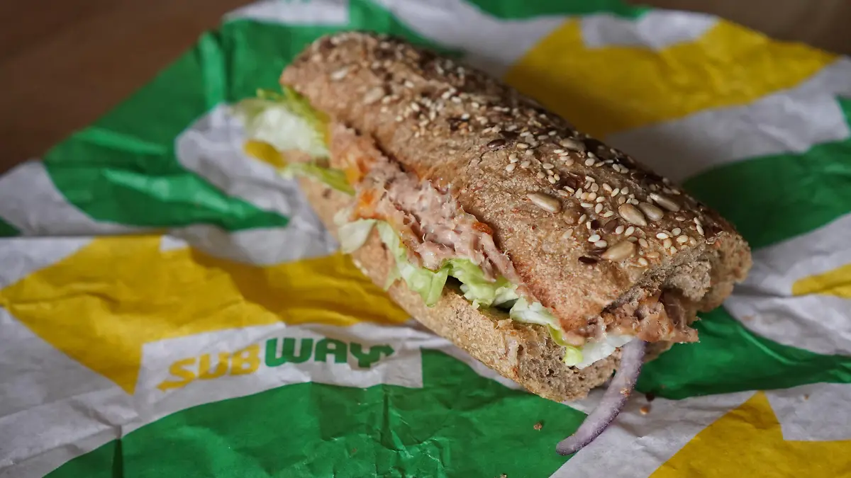 ILLUSTRATION - Ein «Tuna-Sandwich» der Fastfood-Kette «Subway» liegt auf einem Tisch. (gestellte Szene)