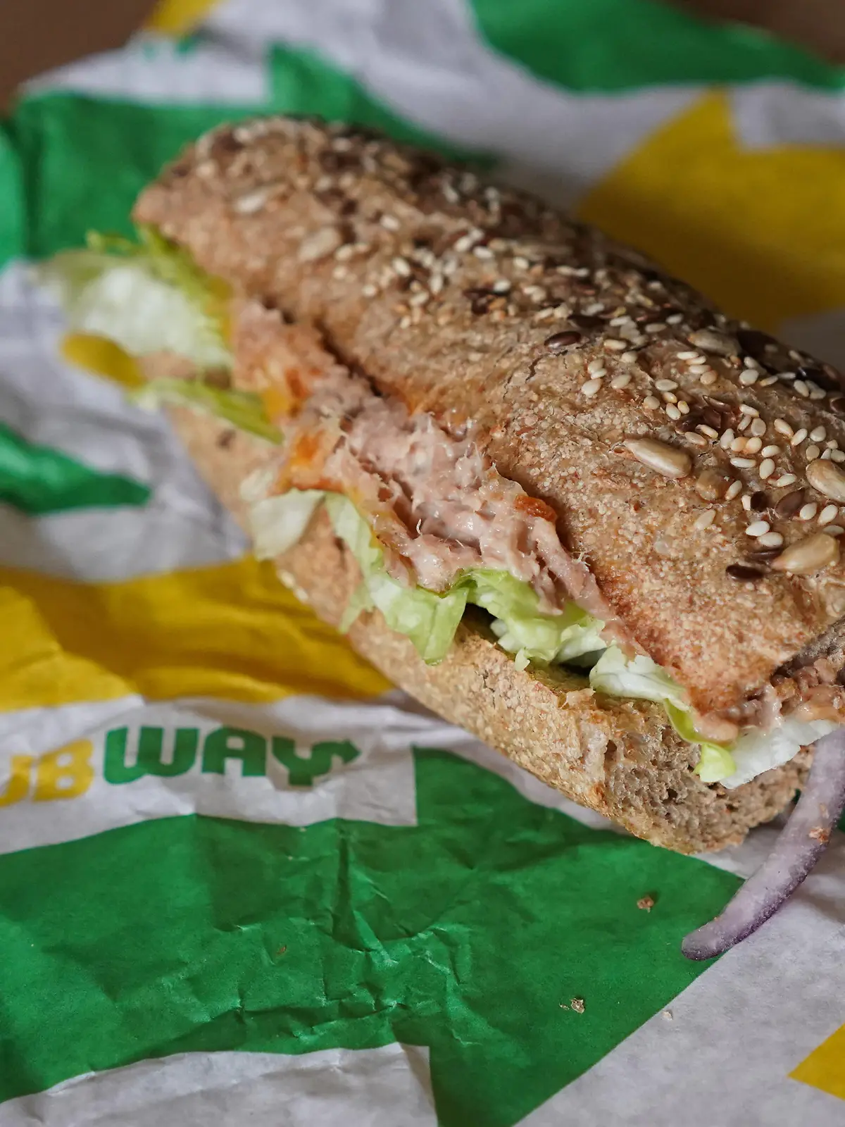 ILLUSTRATION - Ein «Tuna-Sandwich» der Fastfood-Kette «Subway» liegt auf einem Tisch. (gestellte Szene)