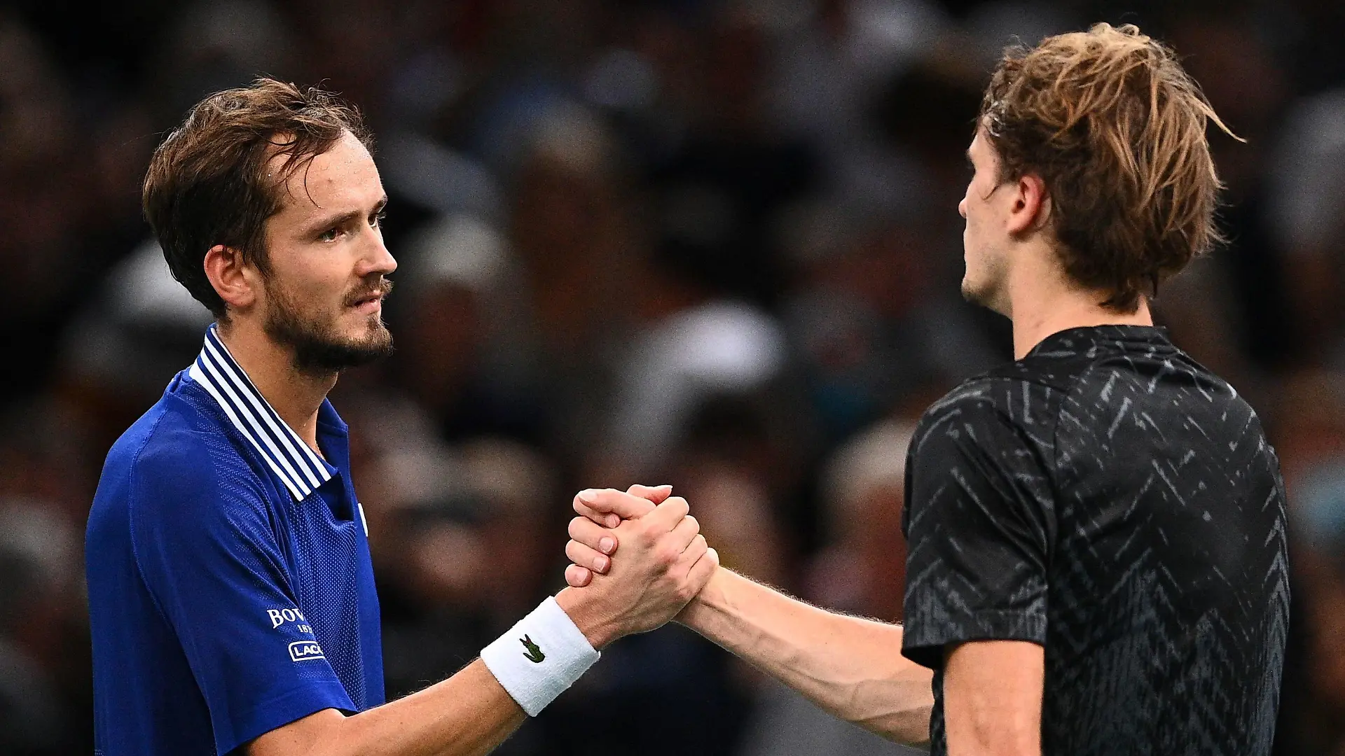 06.11.2021, Frankreich, Paris: Tennis: ATP-Tour, Paris, Paris Masters in der Accor Arena, Einzel, Herren, Halbfinale, Zverev (Deutschland) - Medwedew (Russland): Daniil Medwedew (l) und Alexander Zverev geben sich nach dem Match die Hand. Foto: Christophe Archambault/AFP/dpa +++ dpa-Bildfunk +++