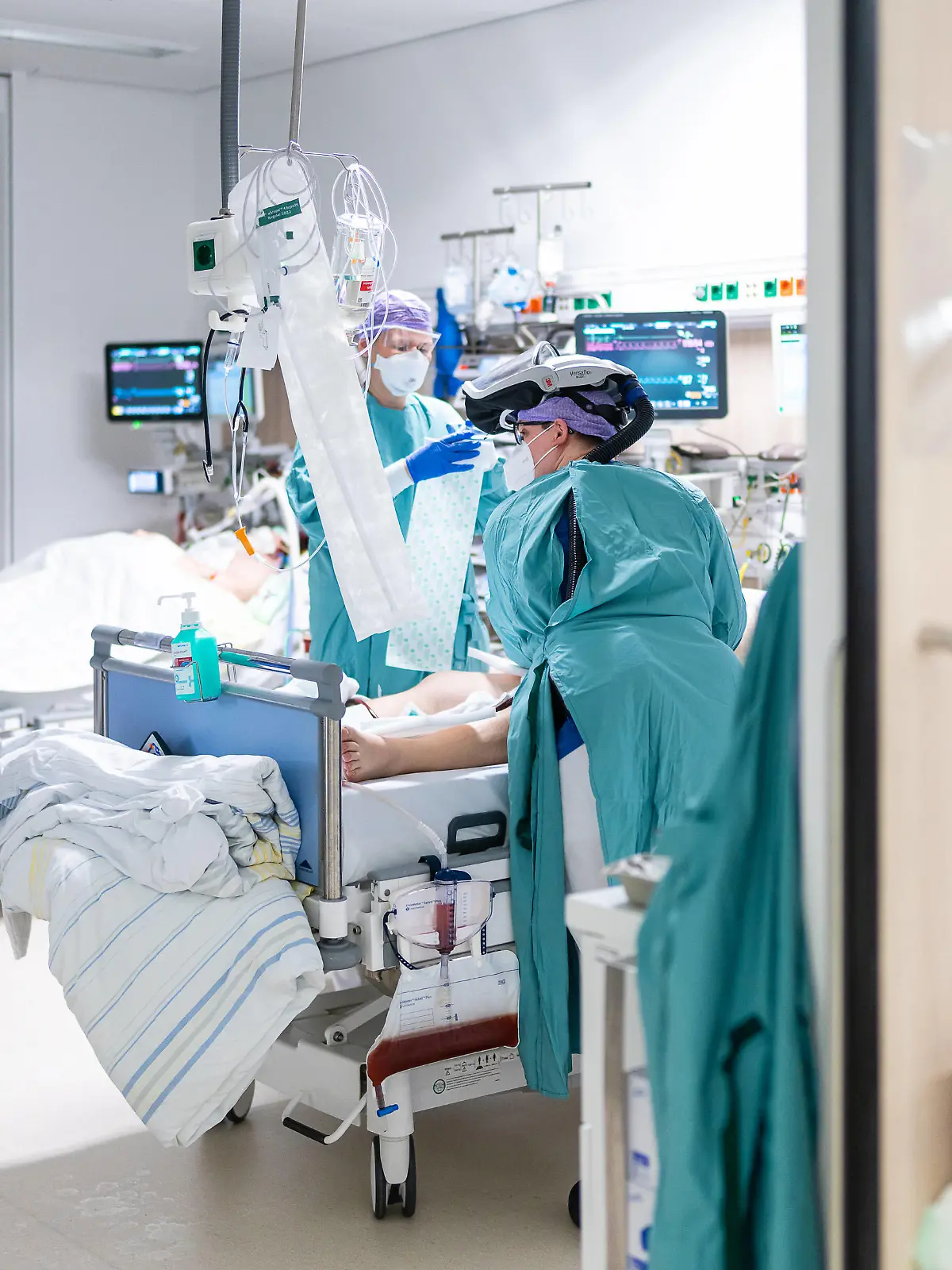 Covid-Intensivstation Uniklinik Dresden Ärzte und Intensivpfleger kümmern sich um die schwerkranken Covid-Patienten auf der Covid-Intensivstation der Dresdner Uniklinik. *** Covid intensive care unit Dresden University Hospital Doctors and intensive care nurses look after seriously ill Covid patients in the Covid intensive care unit at Dresden University Hospital. 