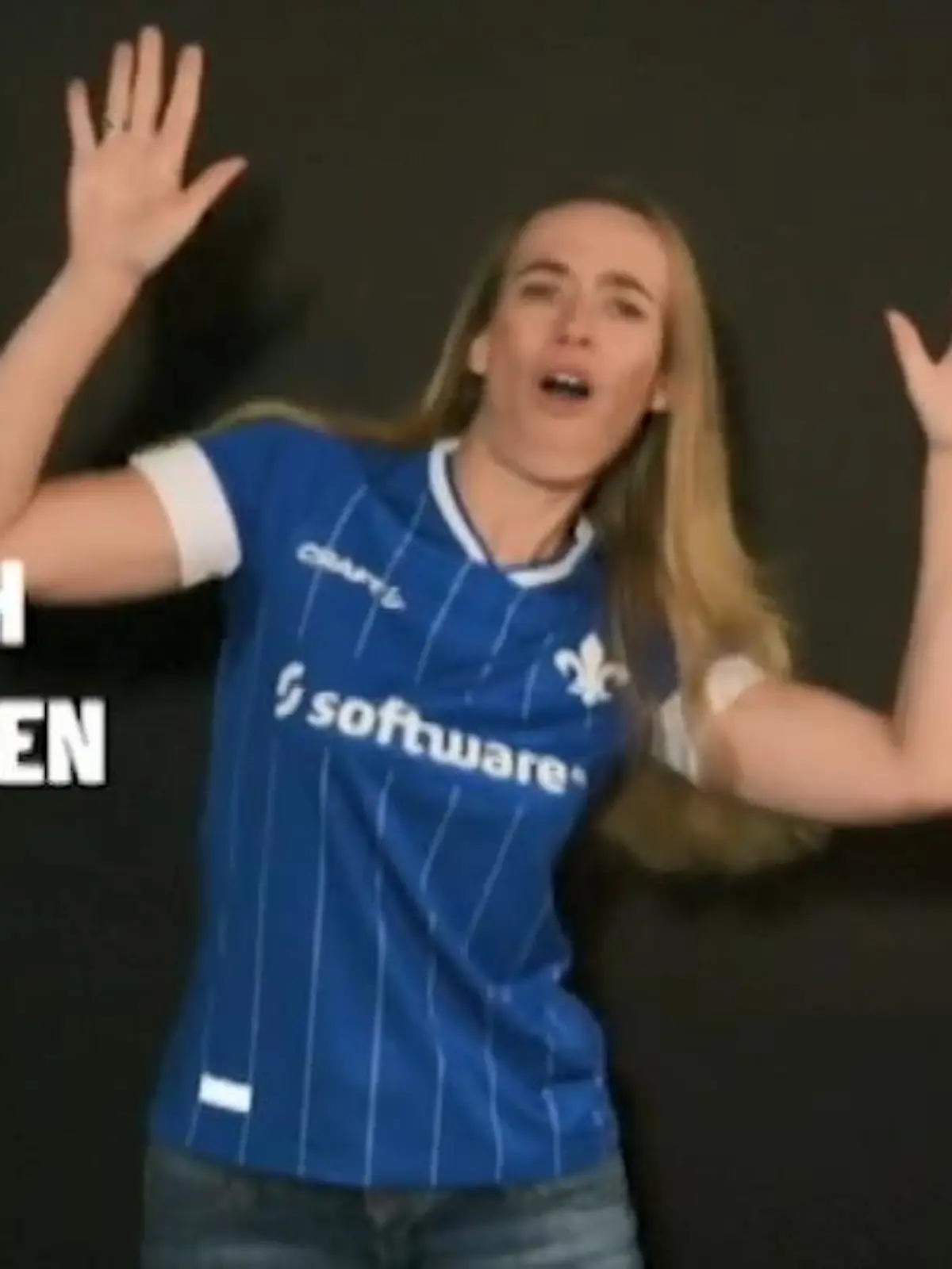 Kathrin-Marén Enders ist zwar gelernte Dolmetscherin, doch für dieses Projekt wird sie zum eingefleischten Darmstadt 98 Fan. Sie vertont die vereinseigene Hymne für gehörlose Menschen.
