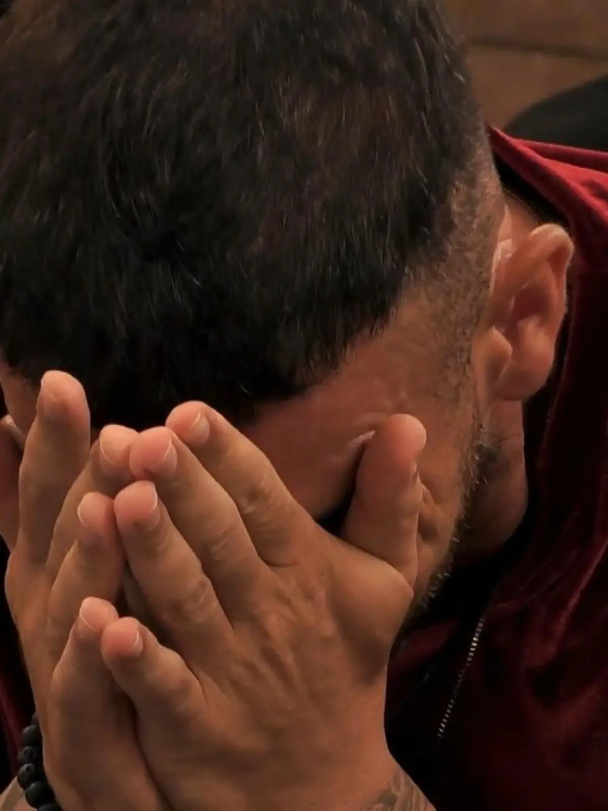 Serkan Yavuz wurde direkt zum Start von „Kampf der Realitystars“ an den thailändischen Starstrand gespült. Für seine Teilnahme lässt der 30-jährige Freundin Samira und Baby Nova (*23. Mai 2022) zurück in Deutschland. In der Gruppe ist Serkan der Spaßvogel und sagt jedem direkt ins Gesicht, was er denkt. Für Gefühlsausbrüche ist der Realitystar nicht bekannt. Als er aber eine Videobotschaft von zu Hause bekommt, bricht er in Tränen aus. Die ungewohnten Bilder gibt´s im Video.