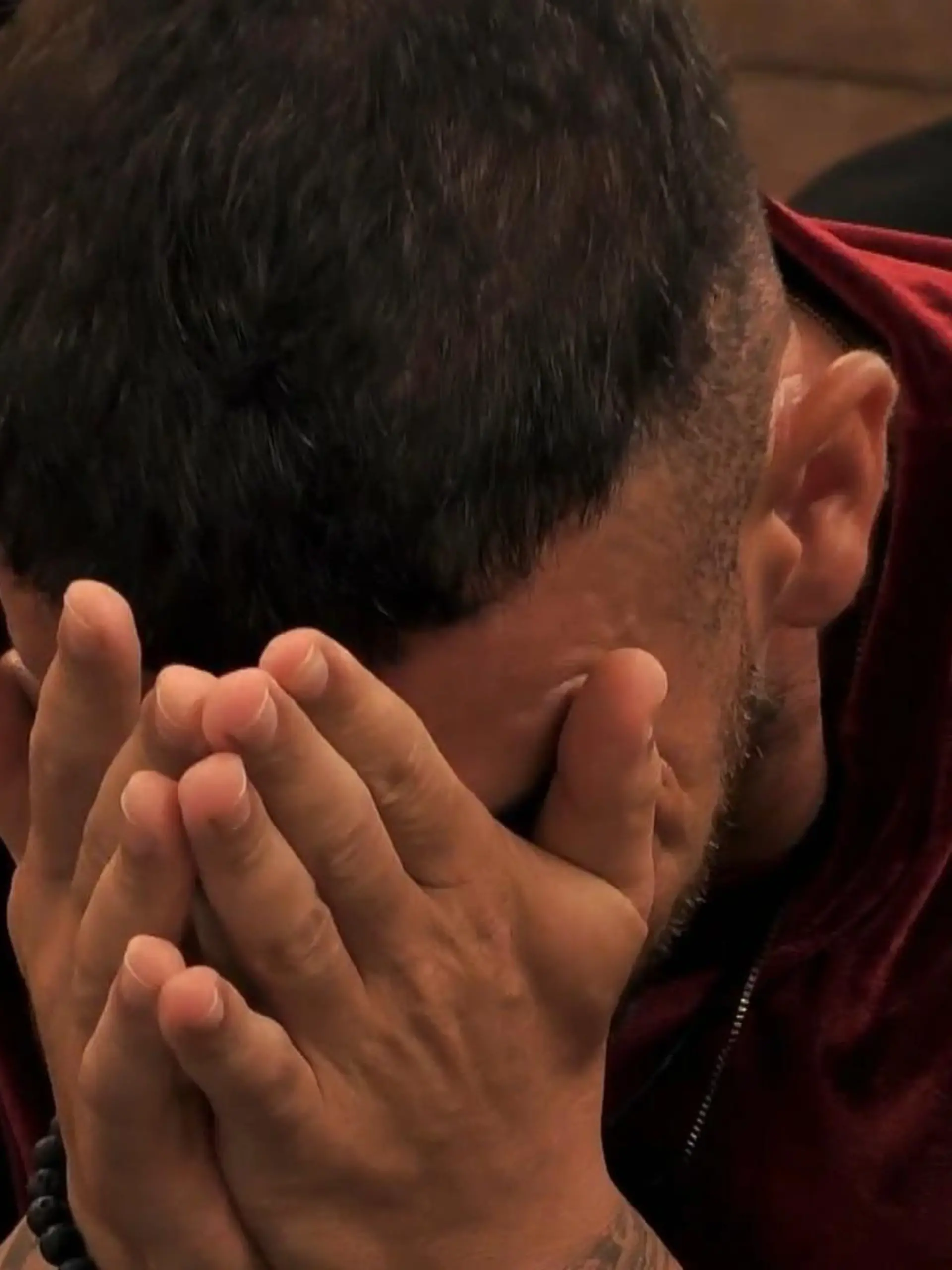 Serkan Yavuz wurde direkt zum Start von „Kampf der Realitystars“ an den thailändischen Starstrand gespült. Für seine Teilnahme lässt der 30-jährige Freundin Samira und Baby Nova (*23. Mai 2022) zurück in Deutschland. In der Gruppe ist Serkan der Spaßvogel und sagt jedem direkt ins Gesicht, was er denkt. Für Gefühlsausbrüche ist der Realitystar nicht bekannt. Als er aber eine Videobotschaft von zu Hause bekommt, bricht er in Tränen aus. Die ungewohnten Bilder gibt´s im Video.