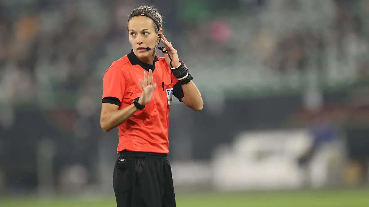 11.11.2021, Niedersachsen, Wolfsburg: Fußball: Nationalmannschaft, WM-Qualifikation, Gruppenphase, Gruppe J, 9. Spieltag, Deutschland - Liechtenstein in der Volkswagen Arena. Schiedsrichterin Ivana Martincic hört der Regie bei der Überprüfung des 5:0 zu. Foto: Christian Charisius/dpa +++ dpa-Bildfunk +++