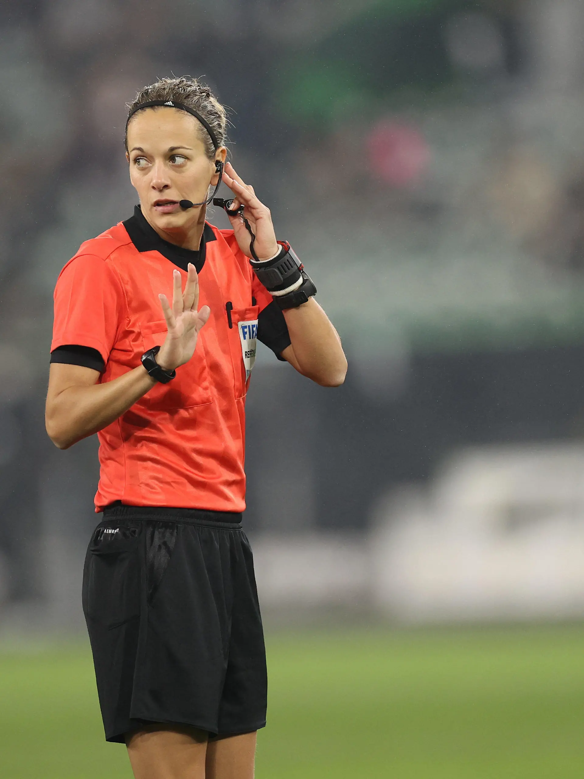 11.11.2021, Niedersachsen, Wolfsburg: Fußball: Nationalmannschaft, WM-Qualifikation, Gruppenphase, Gruppe J, 9. Spieltag, Deutschland - Liechtenstein in der Volkswagen Arena. Schiedsrichterin Ivana Martincic hört der Regie bei der Überprüfung des 5:0 zu. Foto: Christian Charisius/dpa +++ dpa-Bildfunk +++