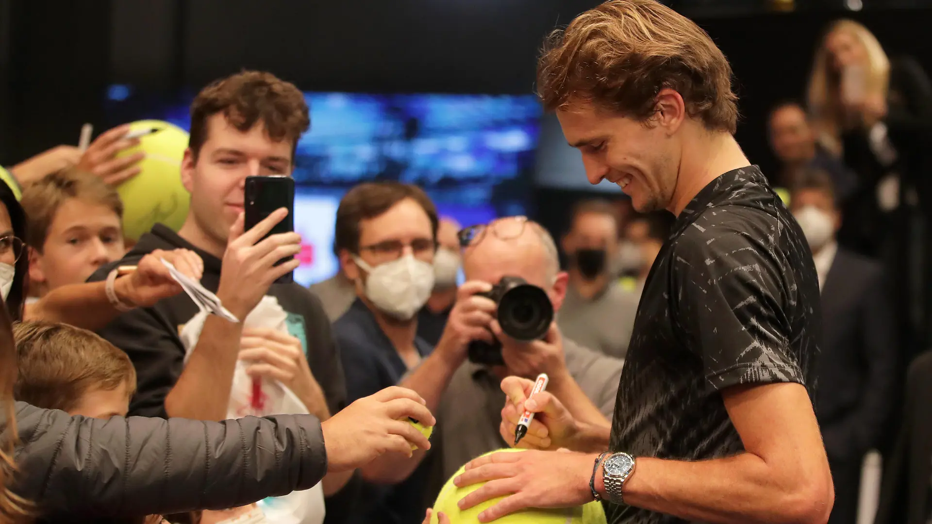 TENNIS - ATP, Tennis Herren Erste Bank Open VIENNA,AUSTRIA,30.OCT.21 - TENNIS - ATP World Tour, Erste Bank Open. Image shows Alexander Zverev GER and fans. PUBLICATIONxNOTxINxAUTxSUIxSWE GEPAxpictures/xWalterxLuger