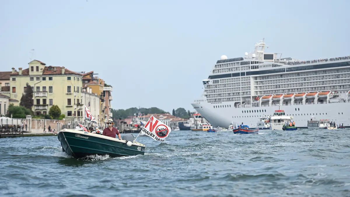 VENICE, ITALY - JUNE 5: Activists of the No Grandi Navi committee protest on small boats in Venice, Italy on 5 June, 2021 as the MSC Orchestra cruise ship leaves the city from the Giudecca Canal. Piero Cruciatti / Anadolu Agency