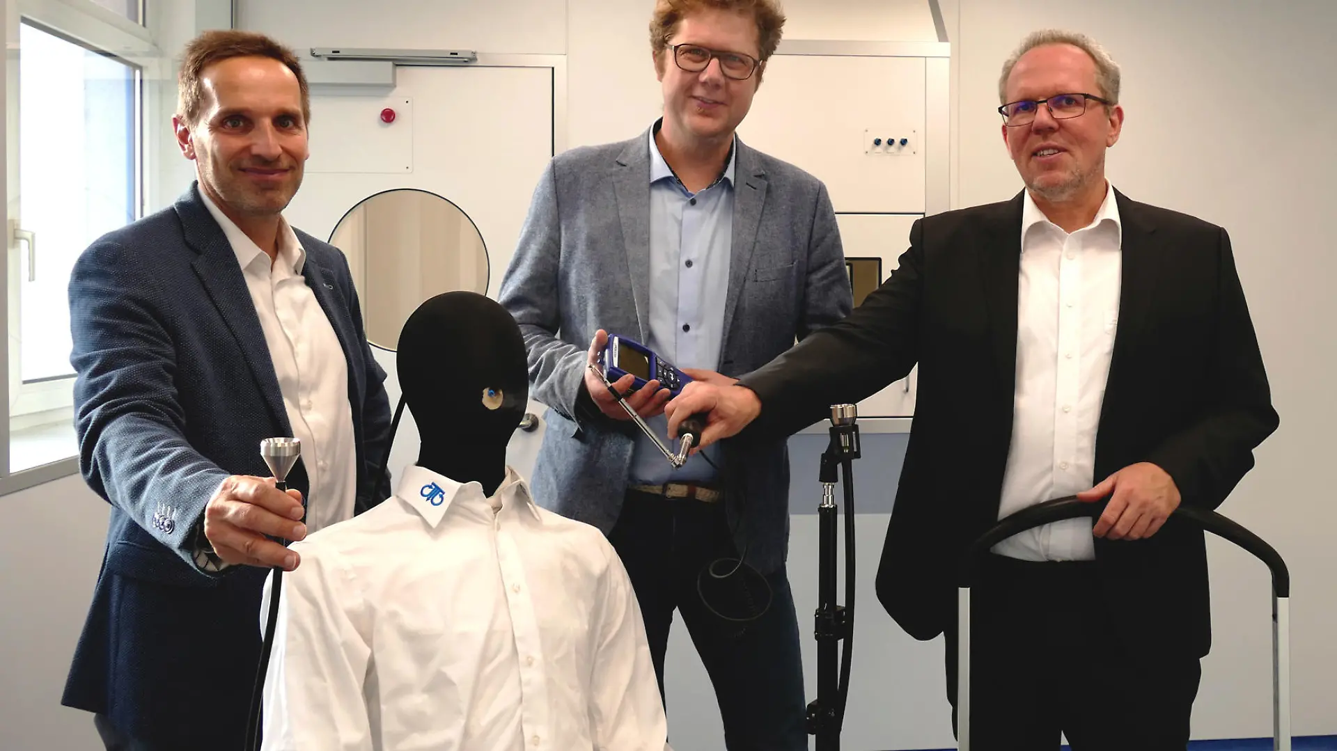 CTA-Geschäftsführer Roman Czech, TU Graz-Forscher Stefan Radl und Bernhard Damberger von der IBO Innenraumanalytik OG (v.l.).