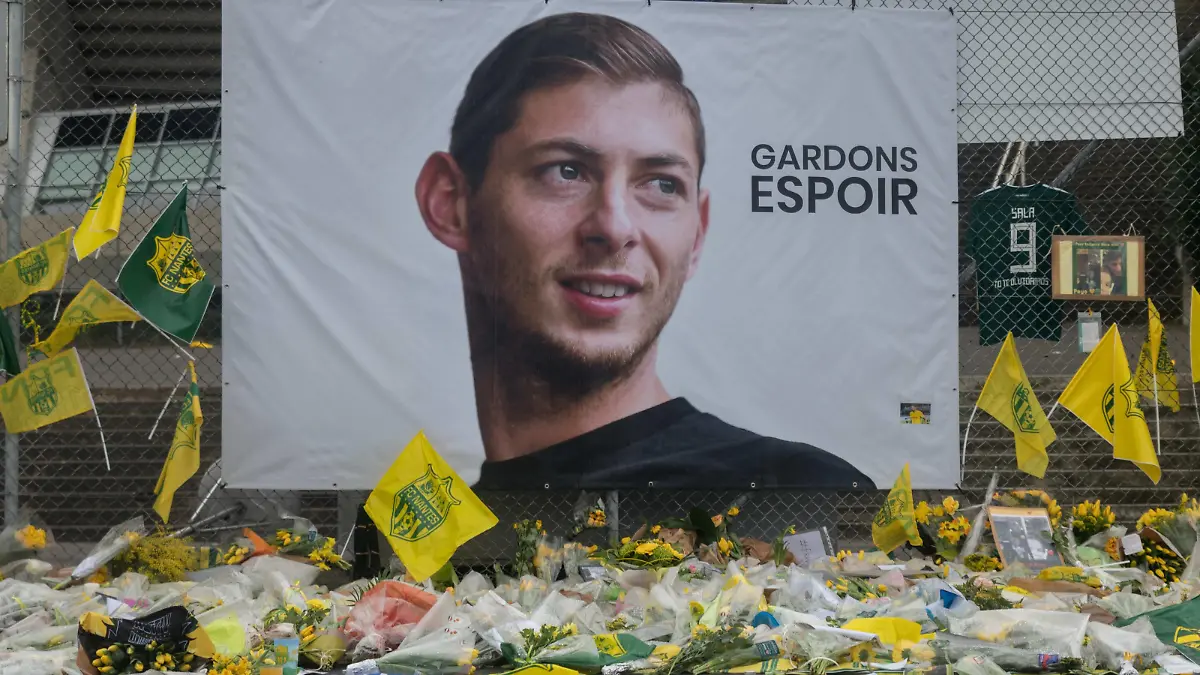 January 31, 2019 - Nantes, France - Deposit of wreaths and flowers in memory of Emiliano Sala, in front of the Beaujoire Stadium in Nantes. Photos taken on January 31, 2019, the day after the discovery on a Calvados beach of debris from the plane carrying the Argentine player and the match FC Nantes-AS Saint-Etienne during which his former teammates and supporters returned him a last tribute. Nantes Supporters Paid A Last Tribute To Emiliano Sala PUBLICATIONxINxGERxSUIxAUTxONLY - ZUMAn230 20190131zaan230711 Copyright: xEstellexRuizx