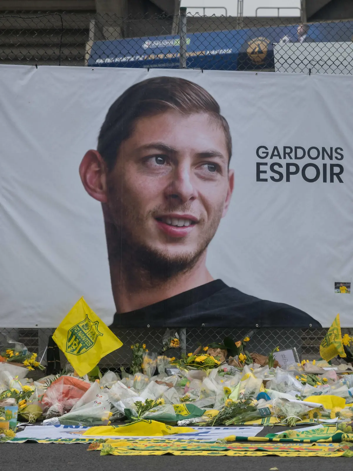 January 31, 2019 - Nantes, France - Deposit of wreaths and flowers in memory of Emiliano Sala, in front of the Beaujoire Stadium in Nantes. Photos taken on January 31, 2019, the day after the discovery on a Calvados beach of debris from the plane carrying the Argentine player and the match FC Nantes-AS Saint-Etienne during which his former teammates and supporters returned him a last tribute. Nantes Supporters Paid A Last Tribute To Emiliano Sala PUBLICATIONxINxGERxSUIxAUTxONLY - ZUMAn230 20190131zaan230711 Copyright: xEstellexRuizx