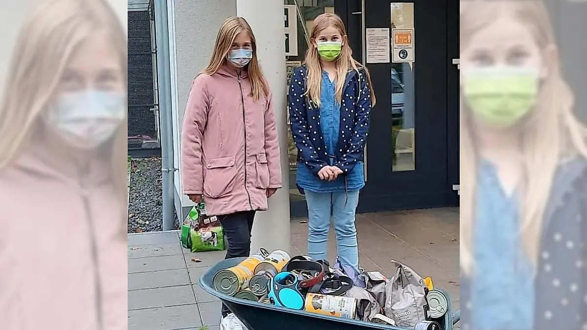 Die Schülerinnen Anna und Emma mit ihren Spenden