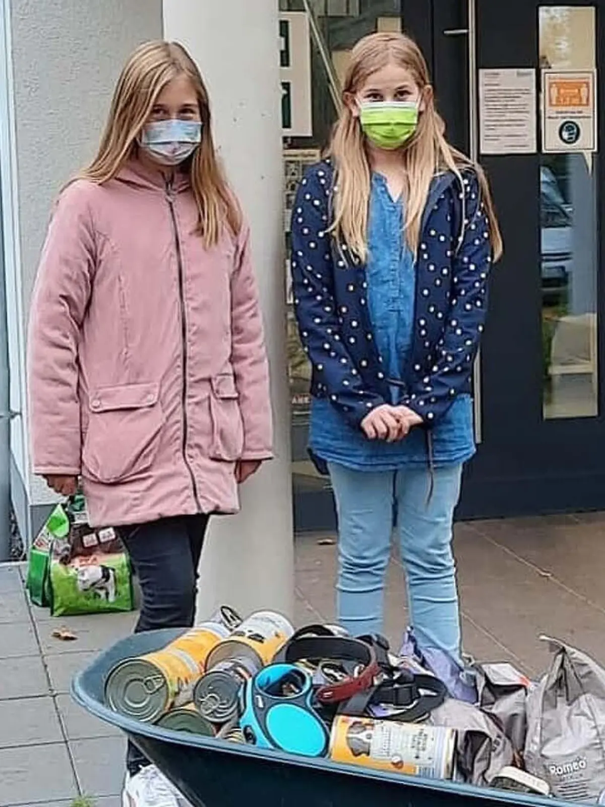 Die Schülerinnen Anna und Emma mit ihren Spenden