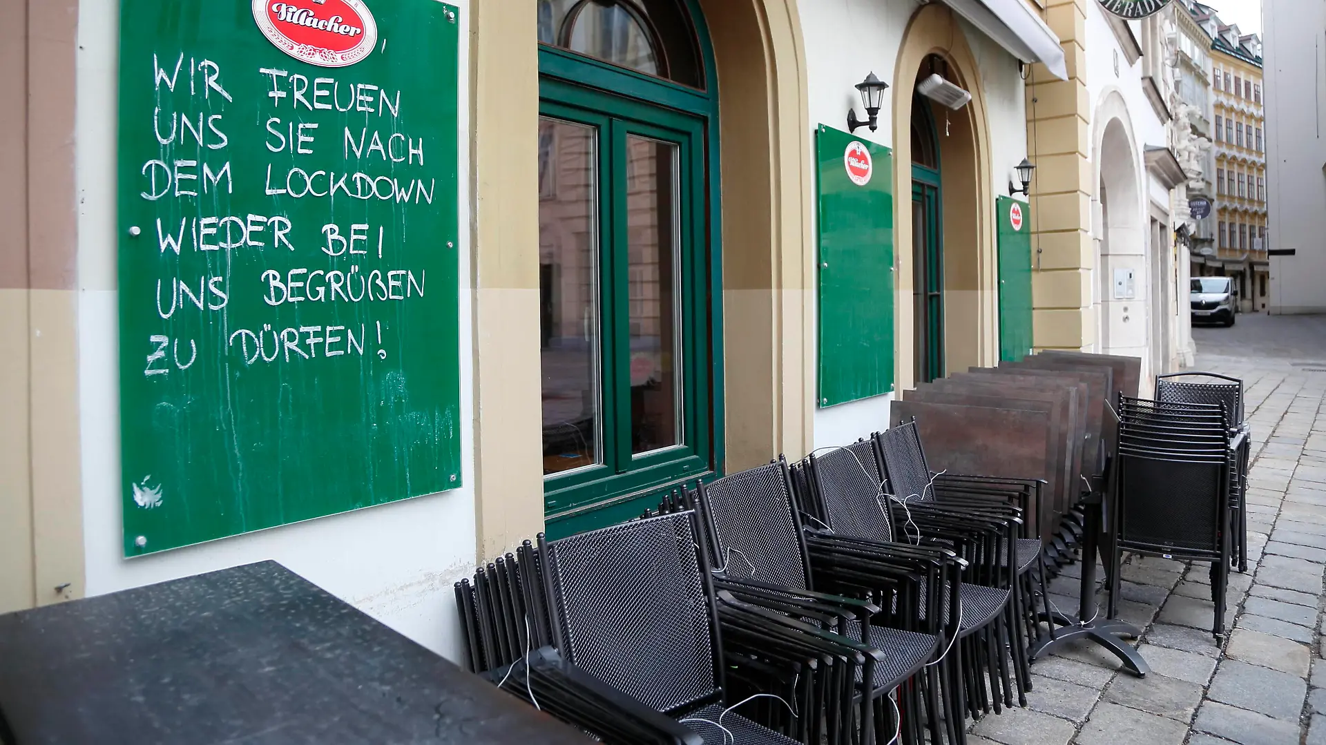 Coronakrise Wien: 4. harter Lockdown - Verlängerte Osterruhe Wien, Innere Stadt, 16.4.2021 Corona-Pandemie, Corona, Corona-Virus, CoV 2, Covid 19, Sars, Virus, Virusinfektion, Pandemie, CoronakriseKrise, Viruserkrankung, Coronavirus, SARS-CoV-2 Menschenleere Innenstadt Gastronomie, Gastgewerbe, geschlossen, Wirtschaftskrise, Wirtschaftflaute, Restaurant, Gastronomie, Gasthäuser, Gasthaus, Gaststätte, Bar, Pubs, Pub, geschlossene Lokale, geschlossenes Restaurant, Lokal zu, geschlossen, geschlossene Lokale, Gastgarten, Schanigarten Judenplatz Sesseln, Tische Anschlag Tafel Wir freun uns, sie nach dem Lockdown wieder bei uns begrßen zu dürfen Wien Austria *** Corona crisis Vienna 4 hard lockdown Prolonged Easter lull AVN101002481124