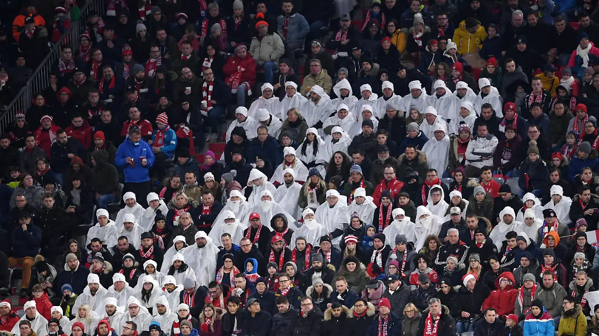 Fussball 1. Bundesliga Saison 2019/2020 17. Spieltag FC Bayern Muenchen - VfL Wolfsburg 21.12.2019 Zuschauer bilden in der Allianz Arena in weissen Jacken, Muetzen und Nikolausbaerten ein T als Werbesymbol von T Mobil FOTO: ULMER Pressebildagentur xxNOxMODELxRELEASExx