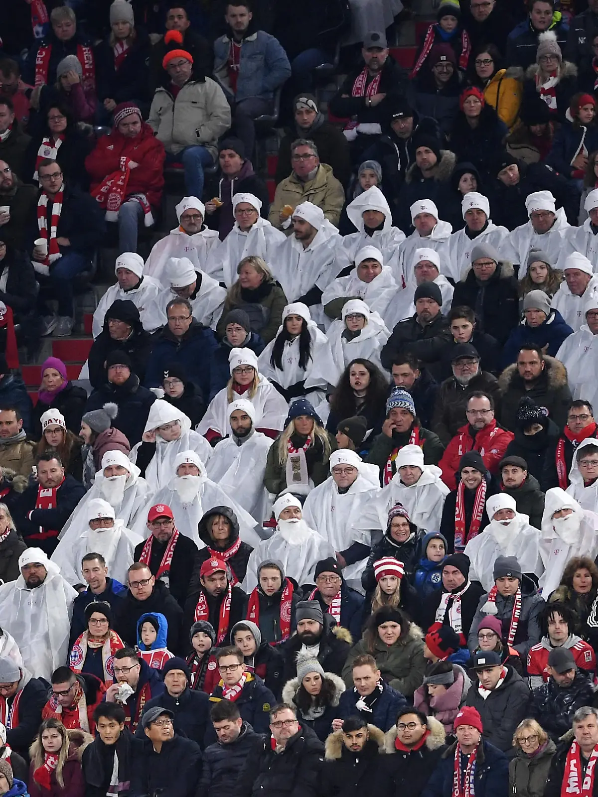 Fussball 1. Bundesliga Saison 2019/2020 17. Spieltag FC Bayern Muenchen - VfL Wolfsburg 21.12.2019 Zuschauer bilden in der Allianz Arena in weissen Jacken, Muetzen und Nikolausbaerten ein T als Werbesymbol von T Mobil FOTO: ULMER Pressebildagentur xxNOxMODELxRELEASExx