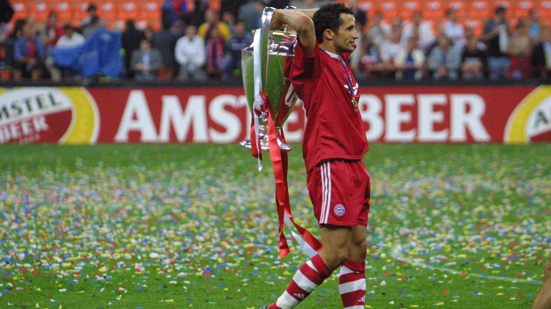 Hasan Salihamidzic mit dem Championsleague Pokal auf dem Spielfeld Fussball Championsleague Finale FC Bayern München FC Valencia 23.5.2001 in Mailand Footbal championsleague final FC Bayern munich vs FC Valencia milano