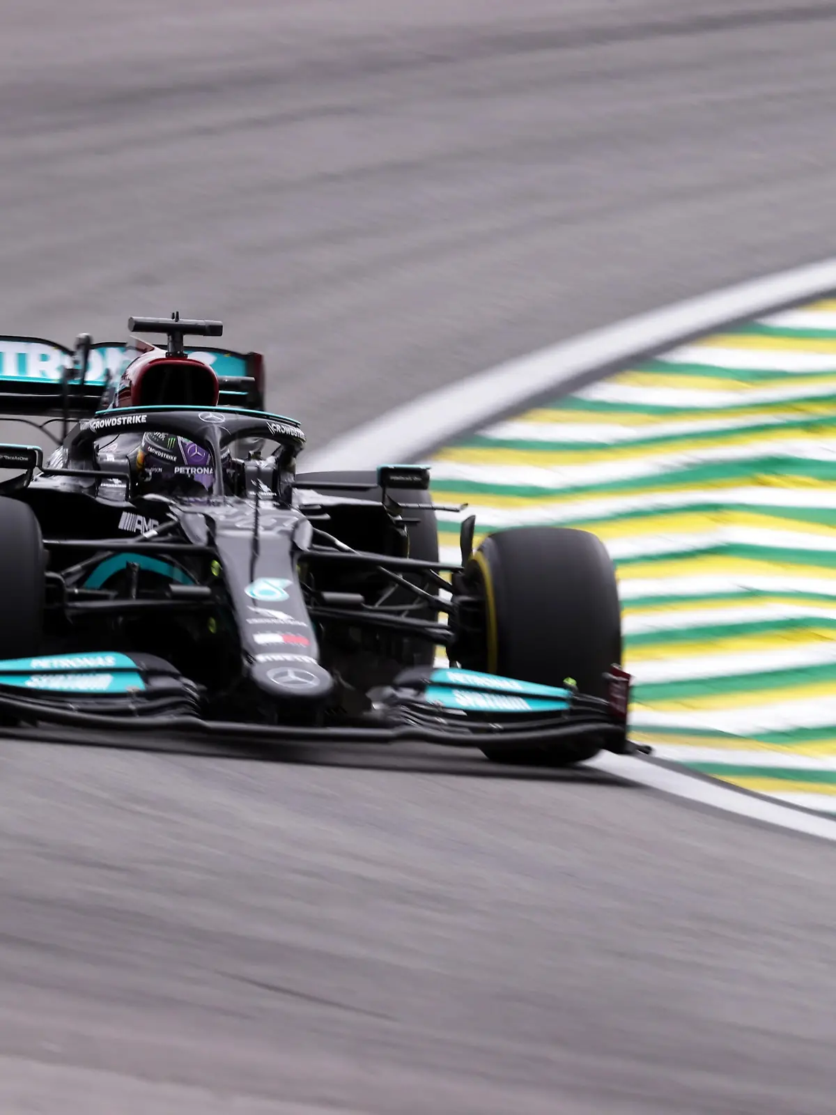 SAO PAULO, BRAZIL - NOVEMBER 12: Lewis Hamilton of Great Britain driving the (44) Mercedes AMG Petronas F1 Team Mercedes W12 during practice ahead of the F1 Grand Prix of Brazil at Autodromo Jose Carlos Pace on November 12, 2021 in Sao Paulo, Brazil. (Photo by Lars Baron/Getty Images)
