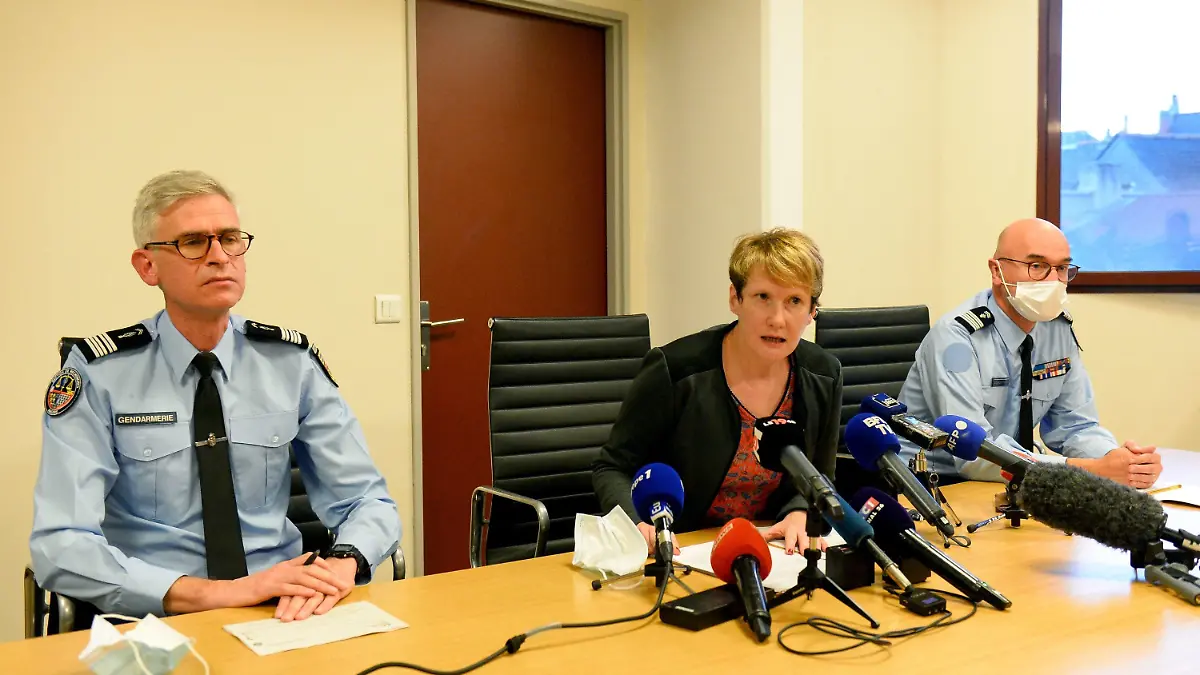09.11.2021, Frankreich, Laval: Celine Maigne (M), Staatsanwältin von Laval, gibt eine Pressekonferenz mit den französischen Gendarmen Pierre-Yves Le Trong (r) und Jean-Pierre Potot nach den ersten Suchaktionen nach einem 17-jährigen vermissten Mädchen. In Nordwestfrankreich suchen 200 Sicherheitskräfte nach einer vermissten jugendlichen Joggerin. Foto: Jean-Francois Monier/AFP/dpa +++ dpa-Bildfunk +++