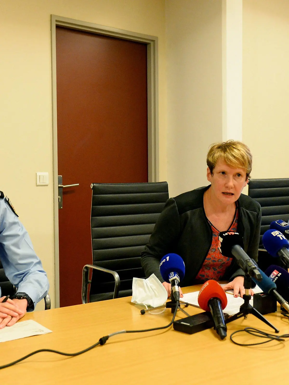 09.11.2021, Frankreich, Laval: Celine Maigne (M), Staatsanwältin von Laval, gibt eine Pressekonferenz mit den französischen Gendarmen Pierre-Yves Le Trong (r) und Jean-Pierre Potot nach den ersten Suchaktionen nach einem 17-jährigen vermissten Mädchen. In Nordwestfrankreich suchen 200 Sicherheitskräfte nach einer vermissten jugendlichen Joggerin. Foto: Jean-Francois Monier/AFP/dpa +++ dpa-Bildfunk +++