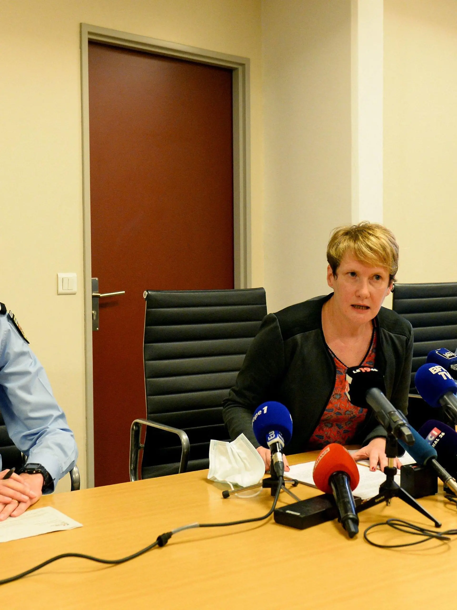 09.11.2021, Frankreich, Laval: Celine Maigne (M), Staatsanwältin von Laval, gibt eine Pressekonferenz mit den französischen Gendarmen Pierre-Yves Le Trong (r) und Jean-Pierre Potot nach den ersten Suchaktionen nach einem 17-jährigen vermissten Mädchen. In Nordwestfrankreich suchen 200 Sicherheitskräfte nach einer vermissten jugendlichen Joggerin. Foto: Jean-Francois Monier/AFP/dpa +++ dpa-Bildfunk +++