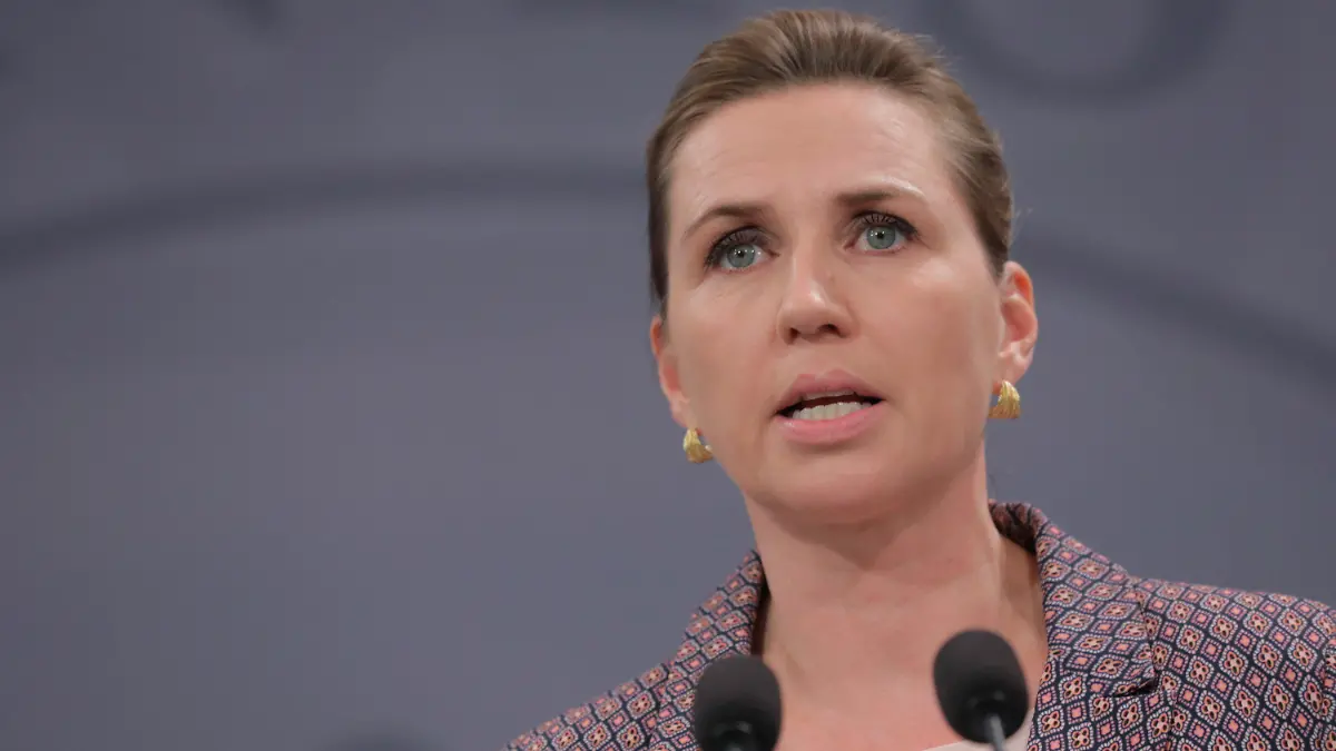 08.11.2021, Dänemark, Kopenhagen: Mette Frederiksen, Ministerpräsidentin von Dänemark, spricht während einer Pressekonferenz über das Coronavirus. Angesichts steigender Corona-Zahlen will die dänische Regierung das öffentliche Leben wieder einschränken. Foto: Olafur Steinar Gestsson/Ritzau Scanpix/AP/dpa +++ dpa-Bildfunk +++