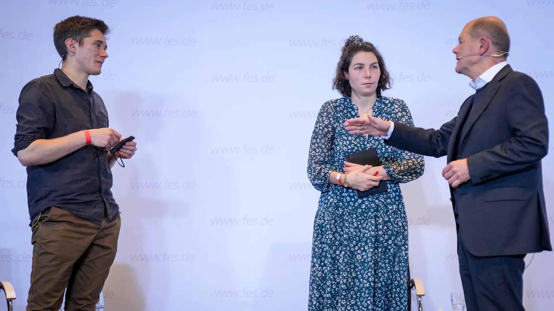 Die Klimaaktivisten Lea Bonasera (M) und Henning Jeschke (l) treffen Olaf Scholz, SPD-Kanzlerkandidat und geschäftsführender Bundesminister der Finanzen, in der Friedrich-Ebert-Stiftung. Rund sieben Wochen nach dem Ende ihres Hungerstreiks erfüllt Scholz damit eine Zusage, die den jungen Mann und die junge Frau am Tag vor der Bundestagswahl zum Abbruch ihrer Aktion bewegt hatte.