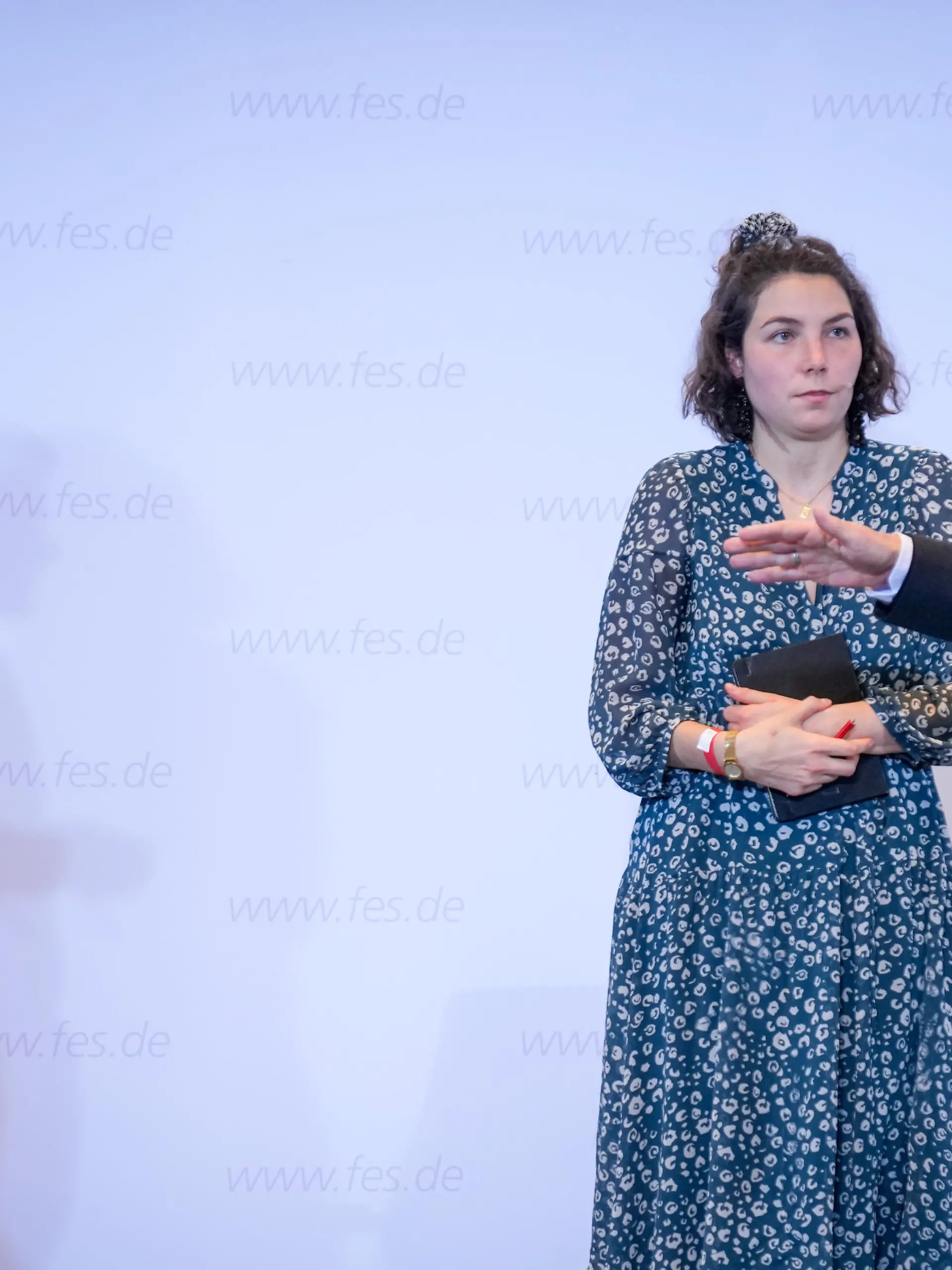 Die Klimaaktivisten Lea Bonasera (M) und Henning Jeschke (l) treffen Olaf Scholz, SPD-Kanzlerkandidat und geschäftsführender Bundesminister der Finanzen, in der Friedrich-Ebert-Stiftung. Rund sieben Wochen nach dem Ende ihres Hungerstreiks erfüllt Scholz damit eine Zusage, die den jungen Mann und die junge Frau am Tag vor der Bundestagswahl zum Abbruch ihrer Aktion bewegt hatte.